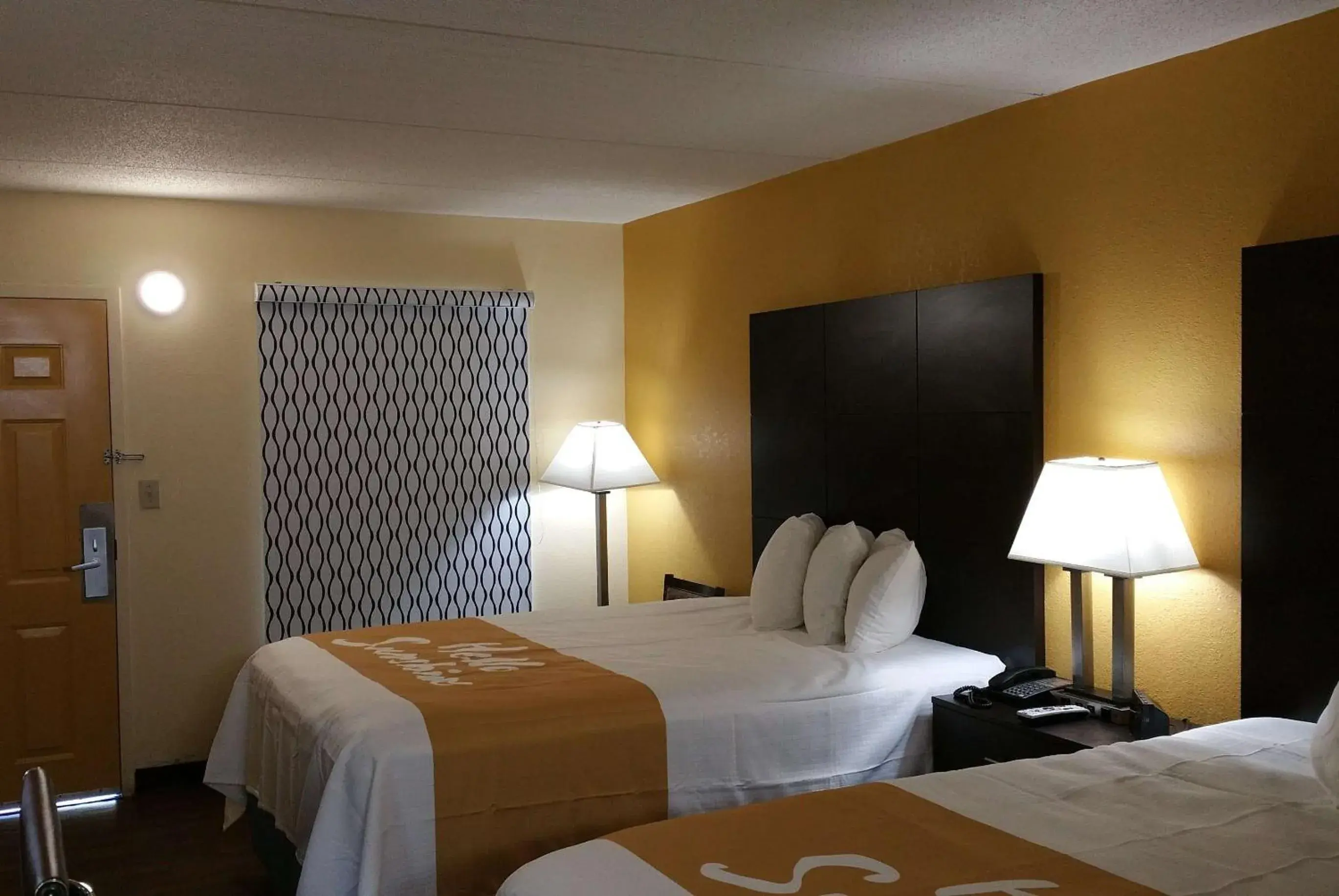 Photo of the whole room, Bed in Days Inn by Wyndham Ridgeland South Carolina