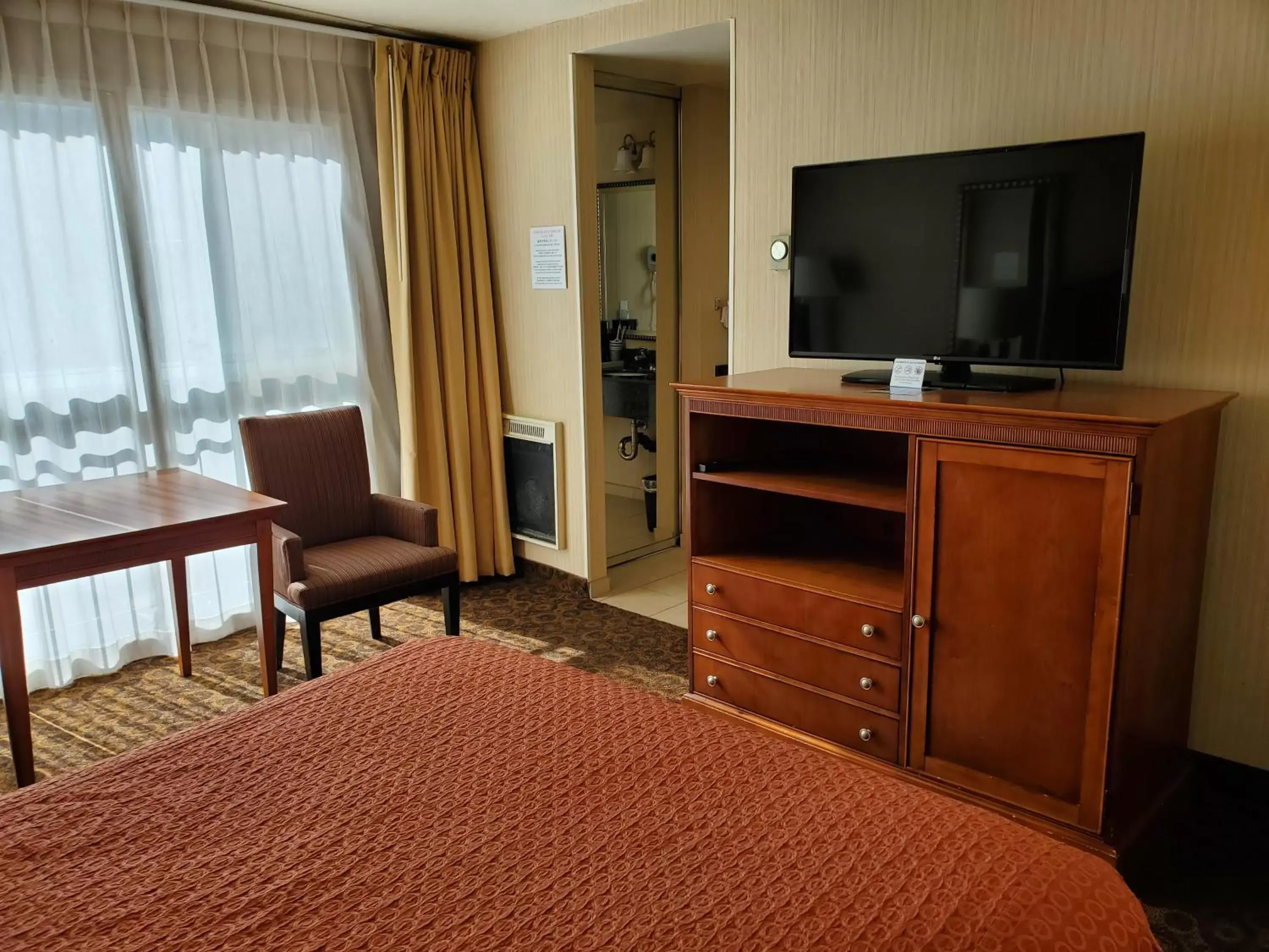 TV and multimedia, TV/Entertainment Center in Royal Pacific Motor Inn