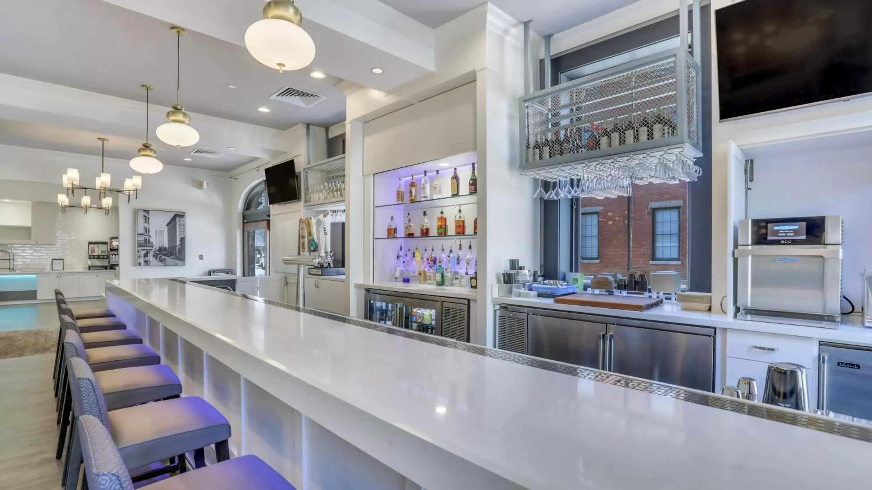 Lounge or bar in Staybridge Suites Savannah Historic District by IHG Lounge or bar in Staybridge Suites Savannah Historic District by IHG