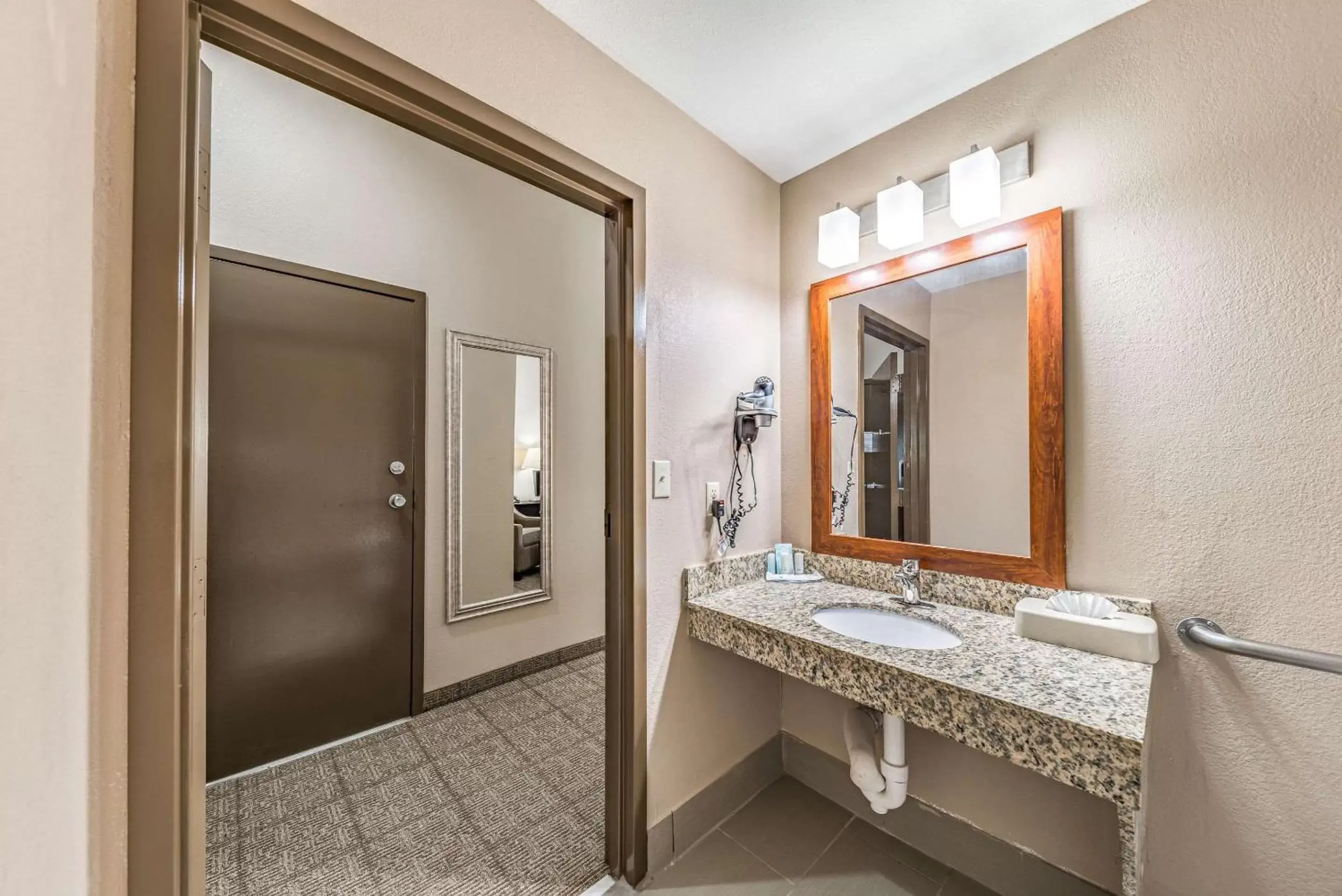 Photo of the whole room, Bathroom in Quality Inn West Plano - Dallas