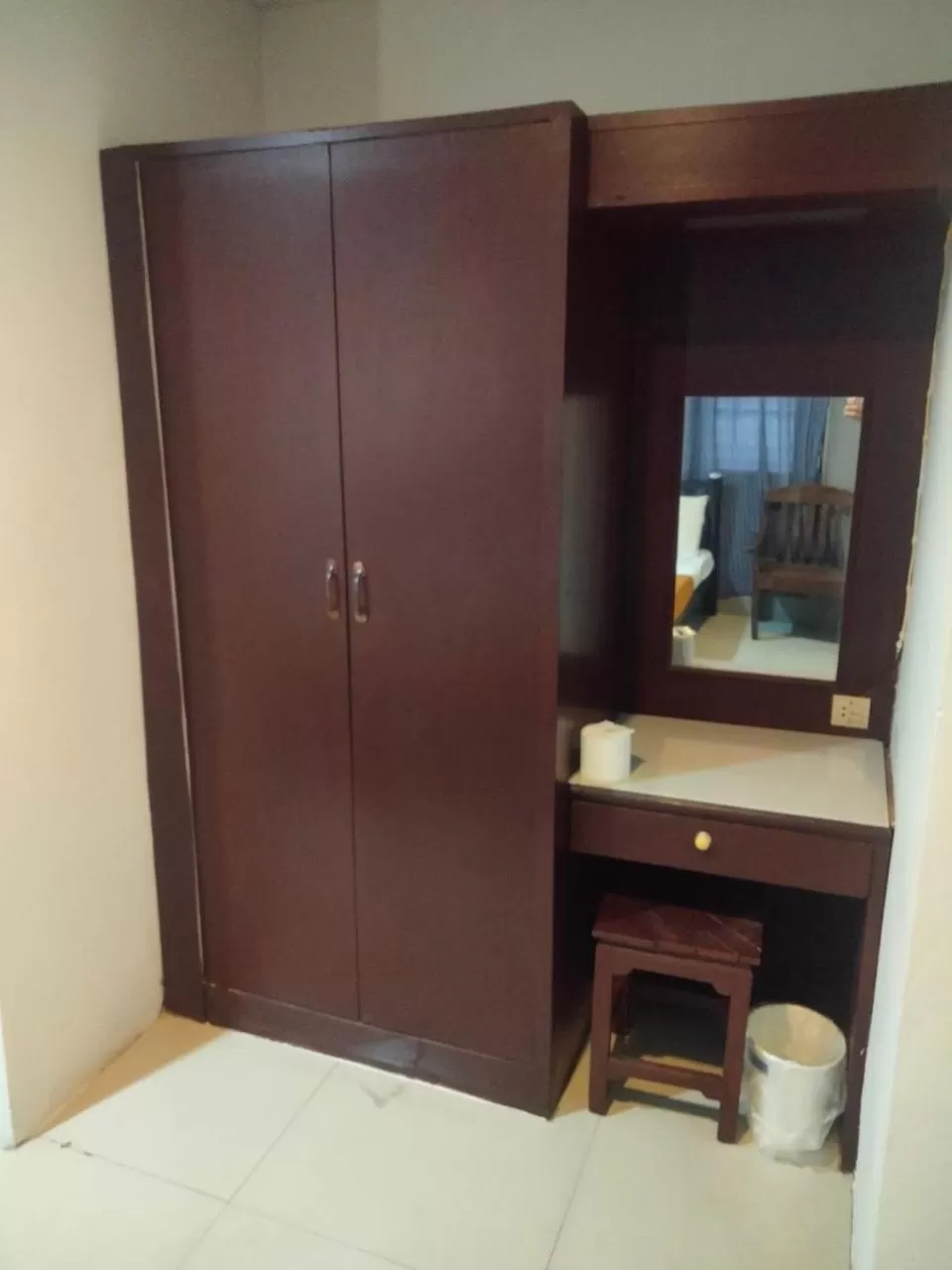 wardrobe in Traveller Inn Hotel