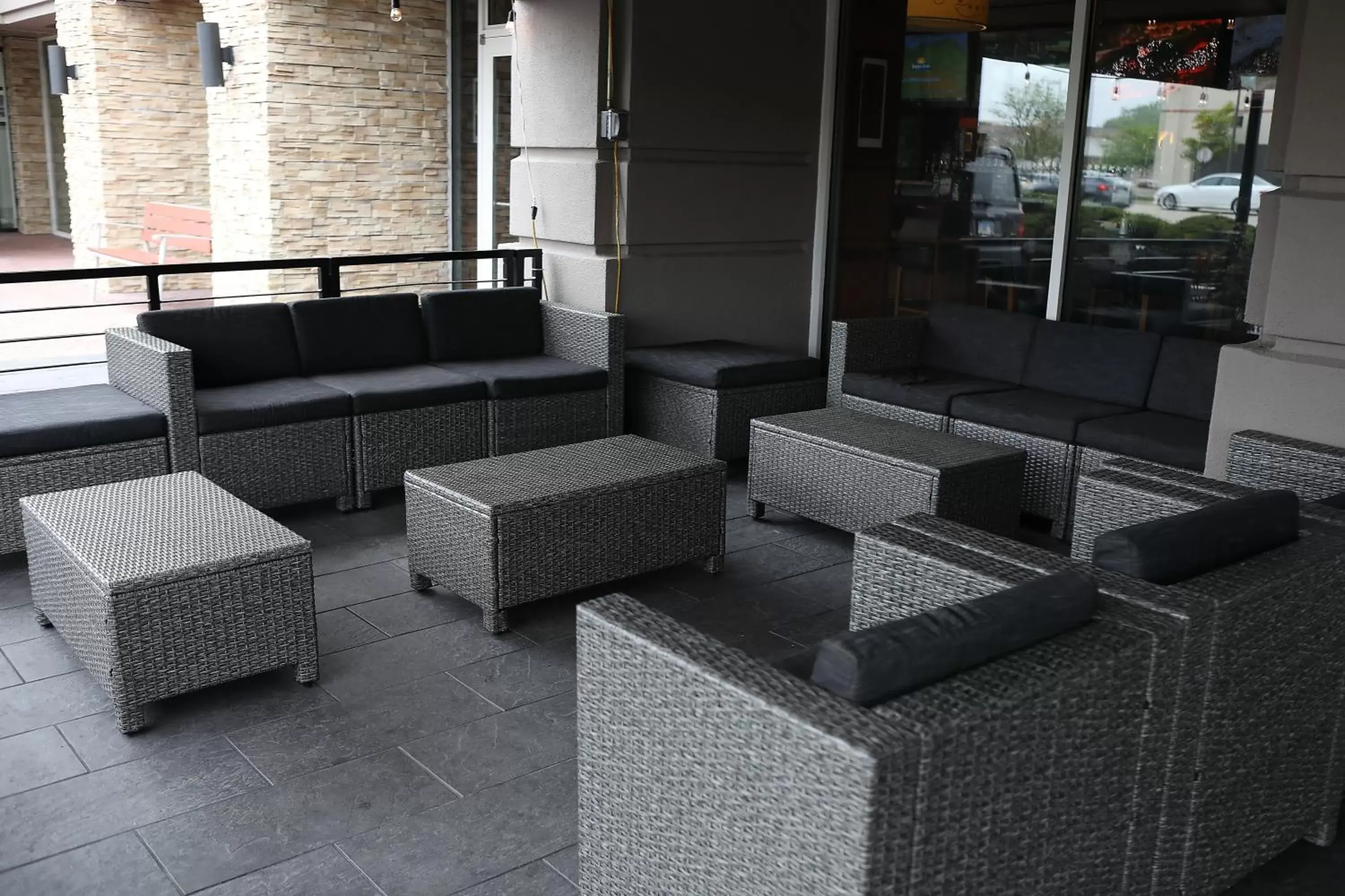 Restaurant/places to eat, Seating Area in Holiday Inn Chicago/Oak Brook, an IHG Hotel