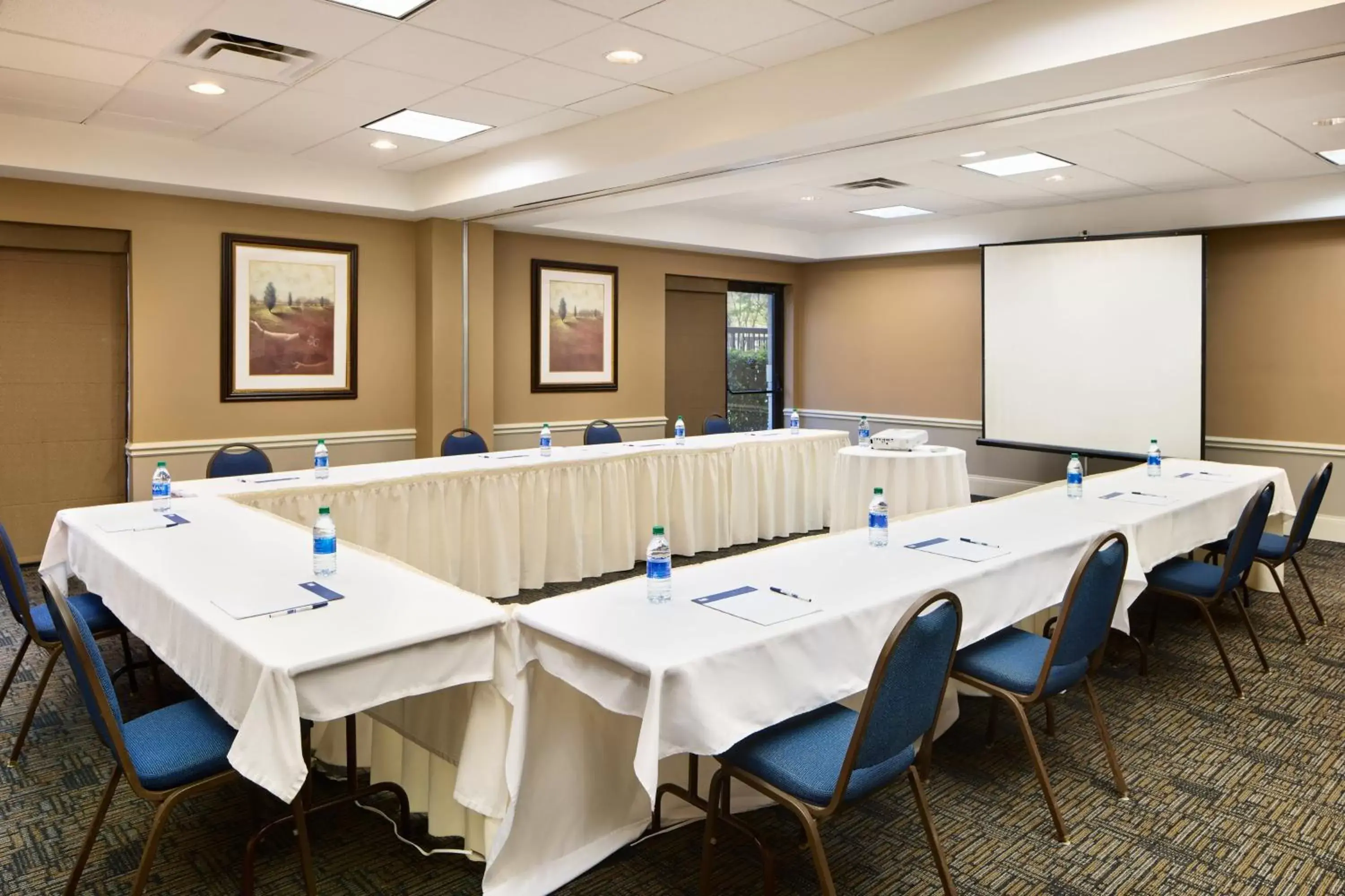 Meeting/conference room in Holiday Inn Express & Suites Alpharetta, an IHG Hotel
