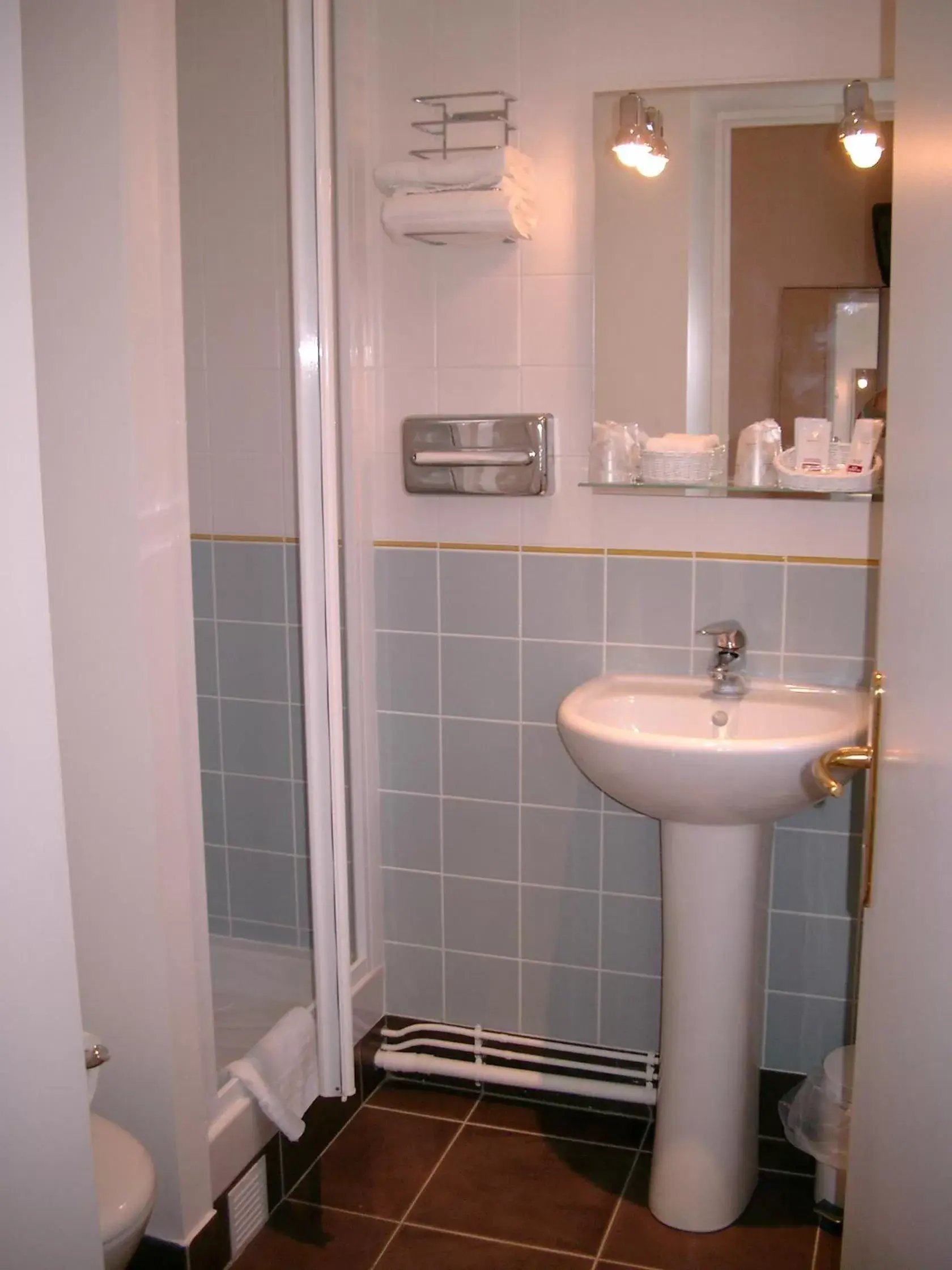 Bathroom in The Originals Boutique, Hôtel Victoria, Fontainebleau