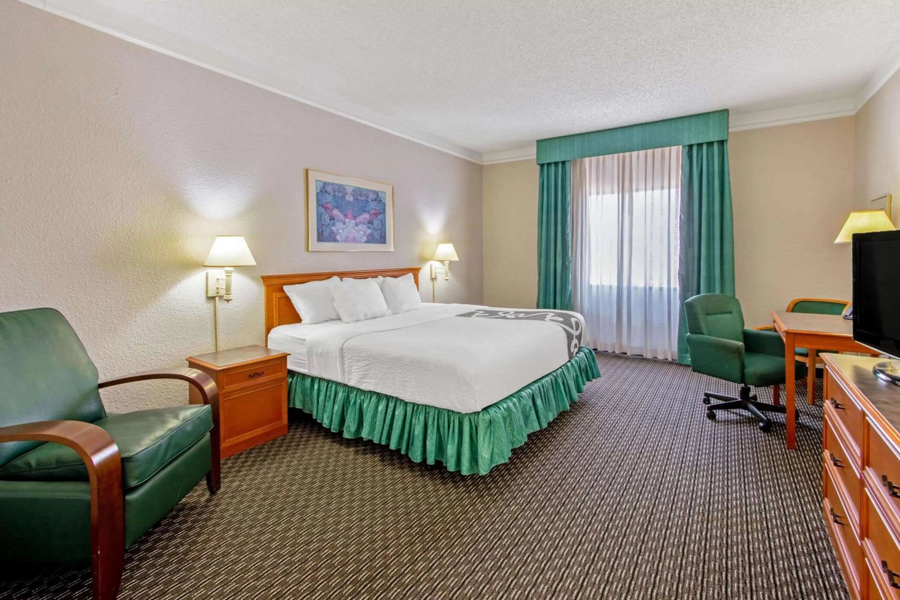 Photo of the whole room, Bed in La Quinta Inn by Wyndham Las Cruces Mesilla Valley