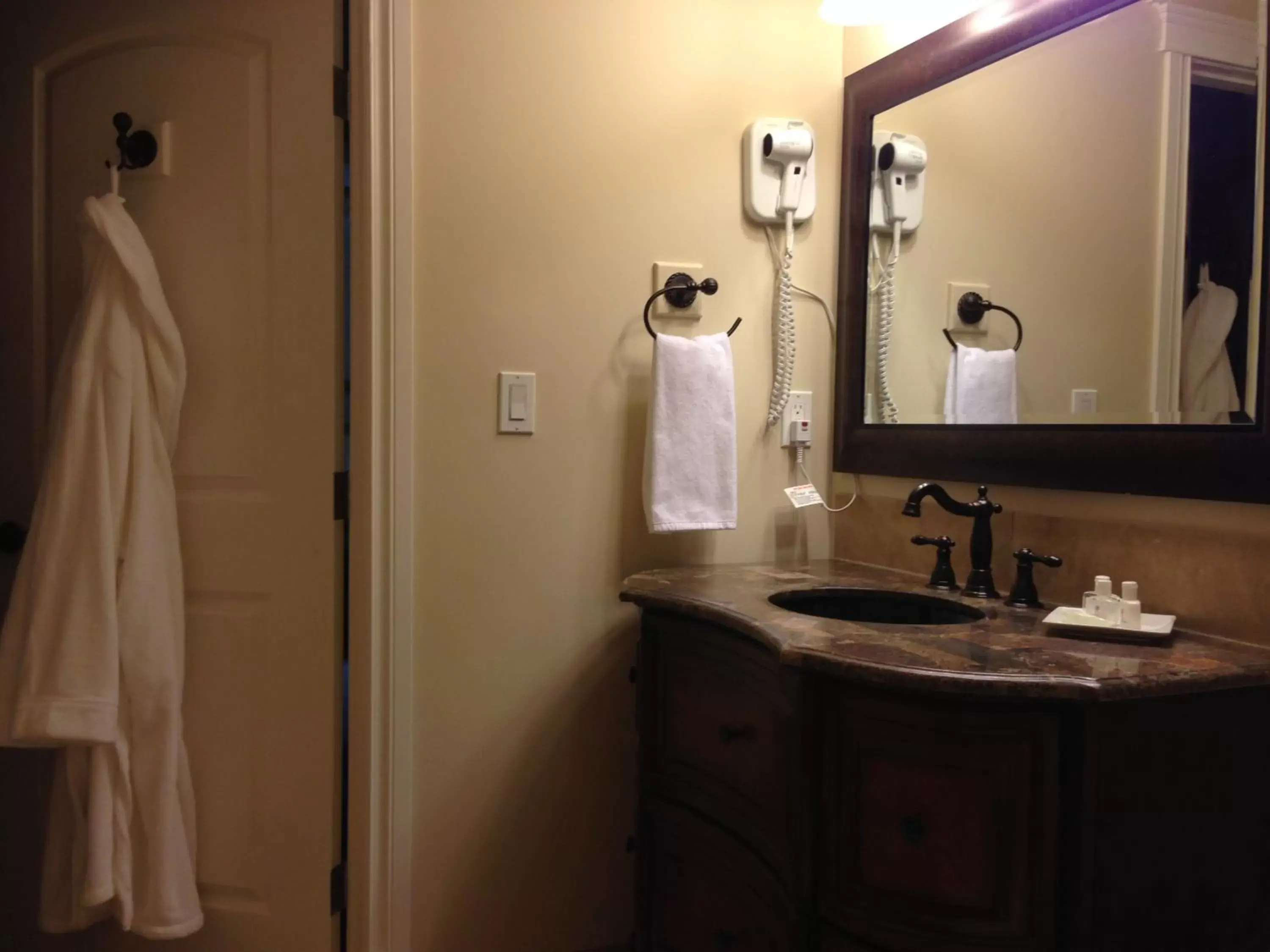 Bathroom in Grant Hall Hotel