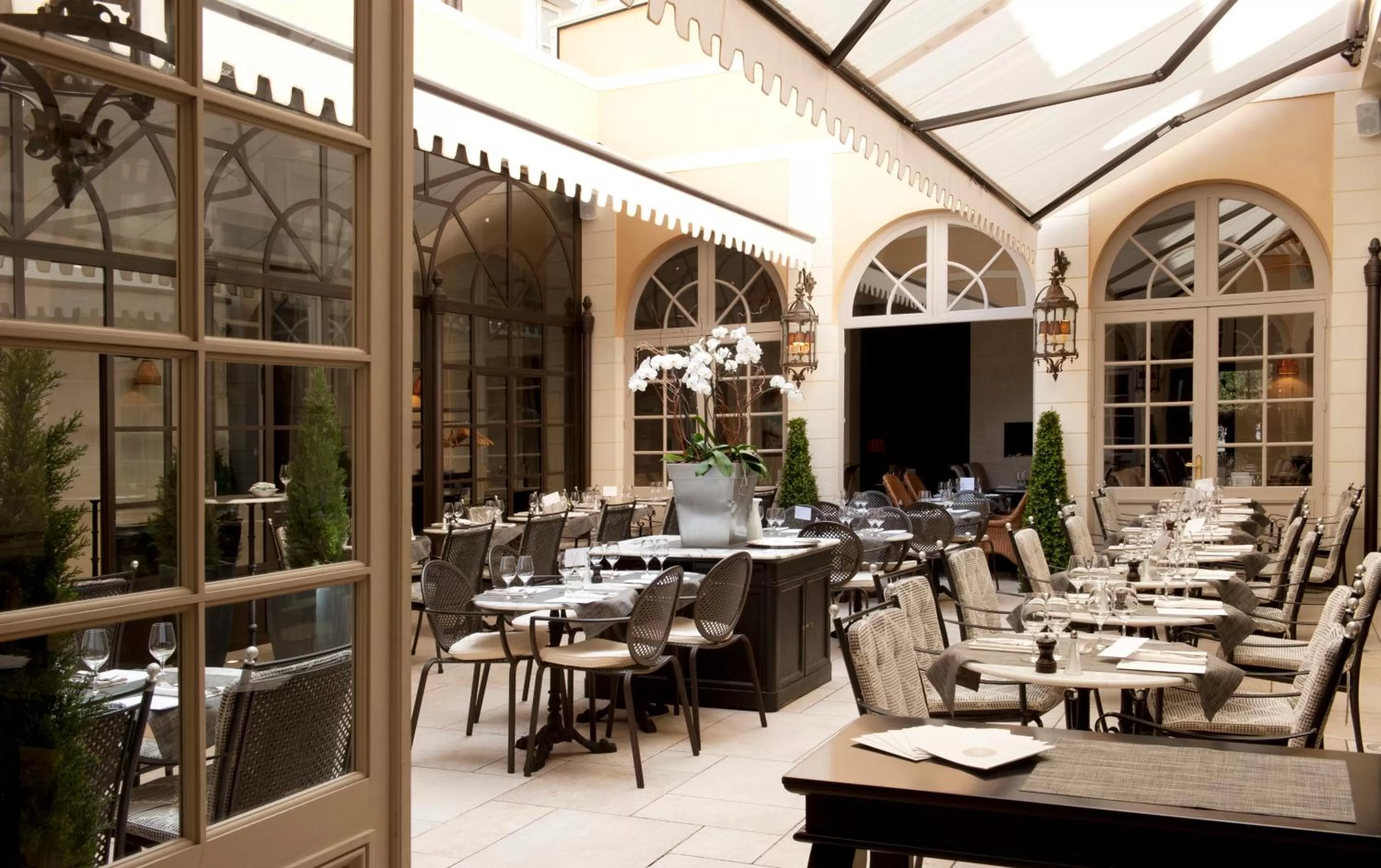 Restaurant/places to eat in Hotel & Spa Le Grand Monarque, BW Premier Collection