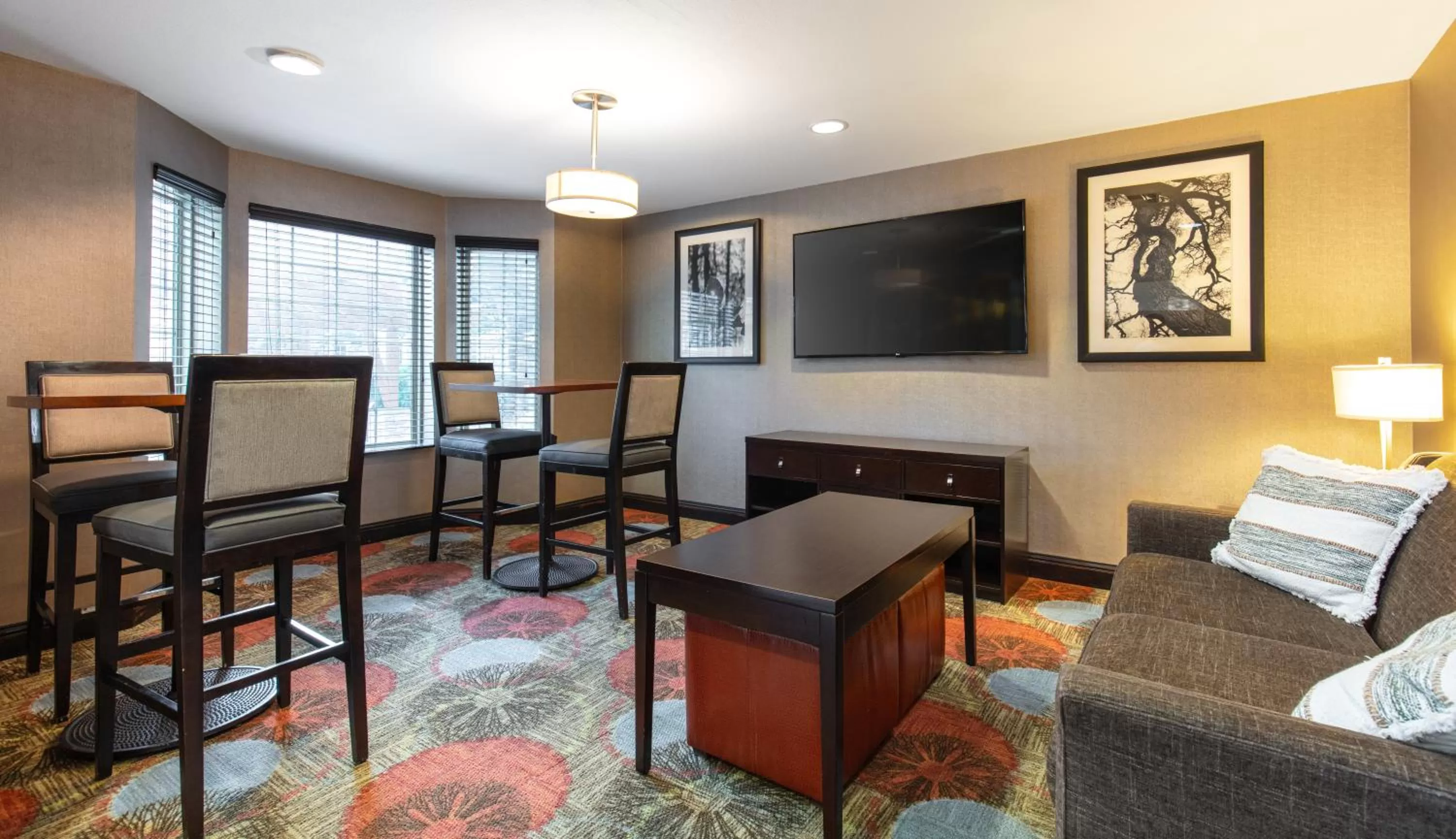 Seating area in Staybridge Suites Fairfield Napa Valley Area by IHG