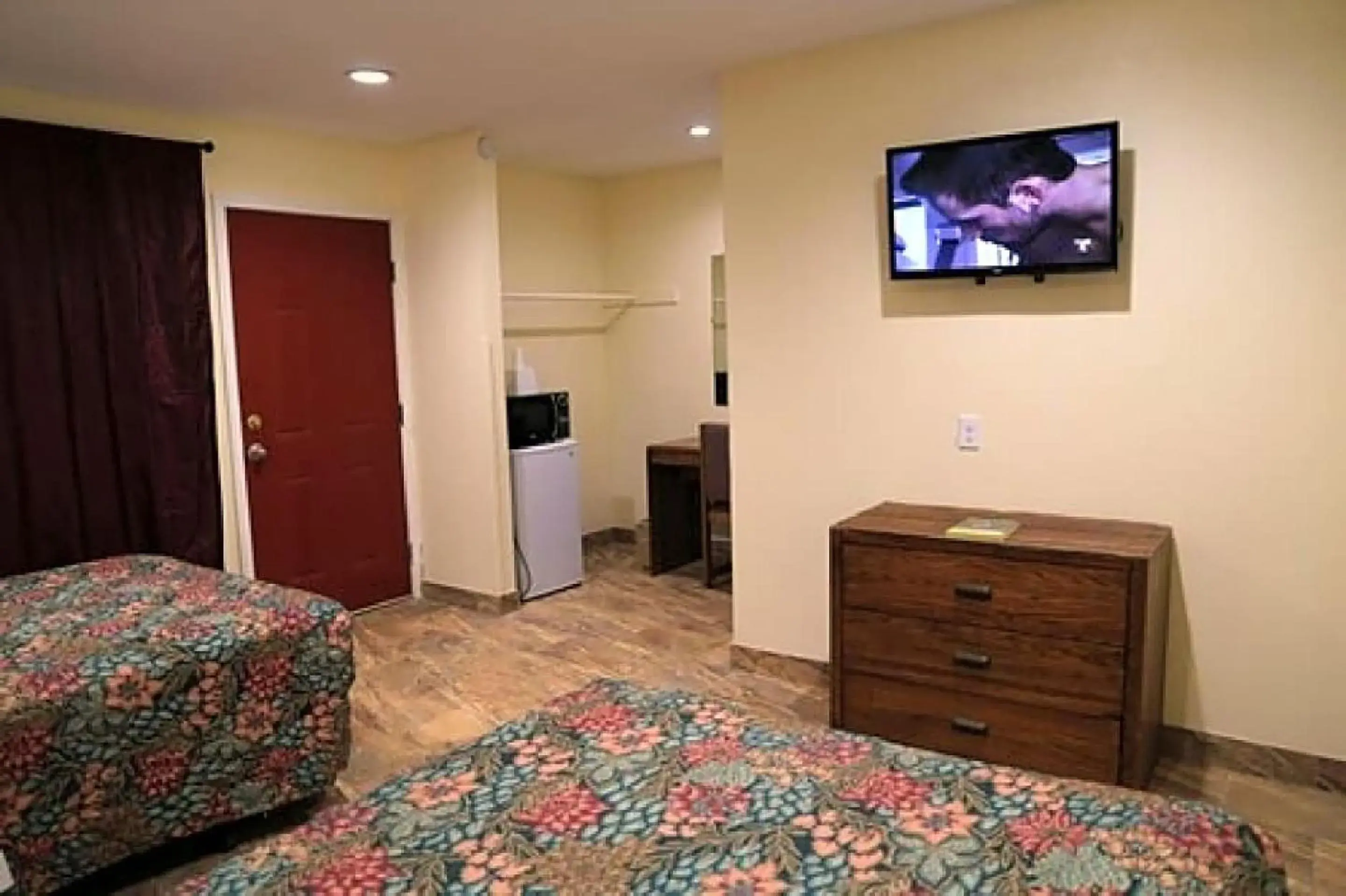 Bedroom, TV/Entertainment Center in OYO Hotel Beeville - US 181