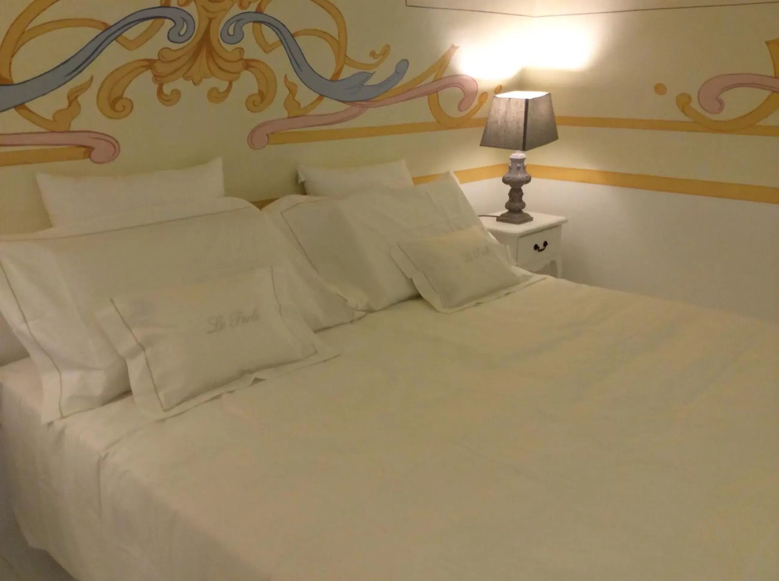 Decorative detail, Bed in Suite Le Perle