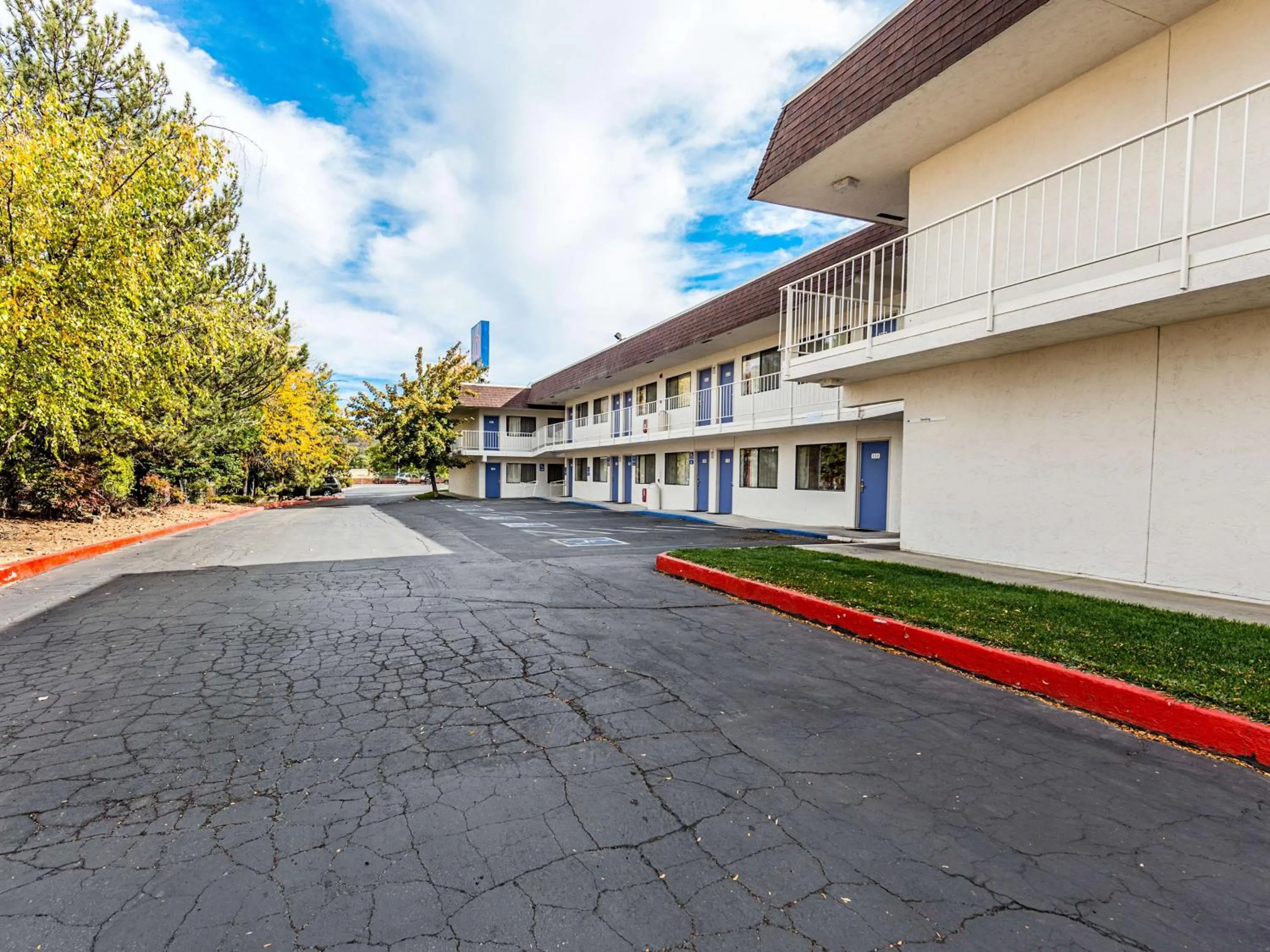 Property building in Motel 6-Yreka, CA