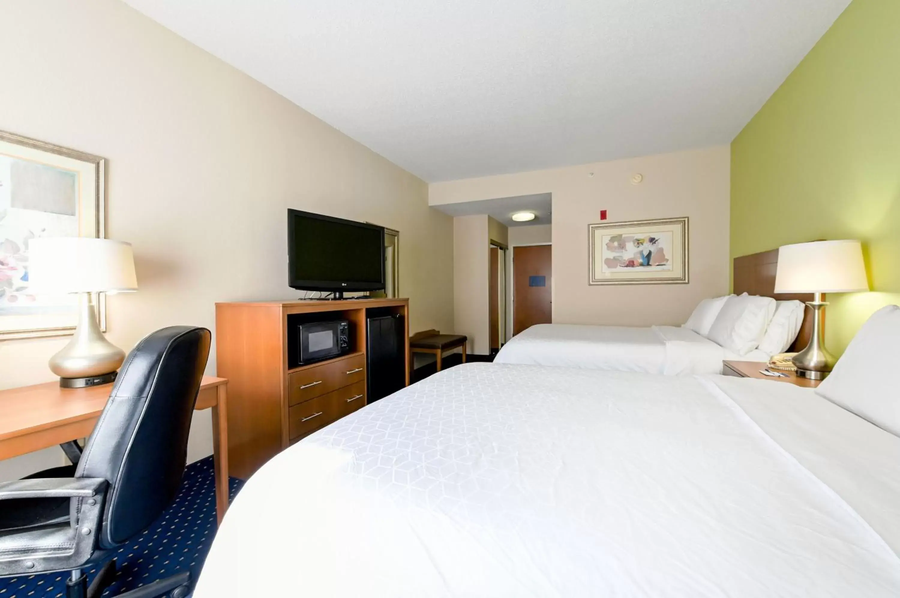 TV and multimedia in Holiday Inn Express Ashland, an IHG Hotel