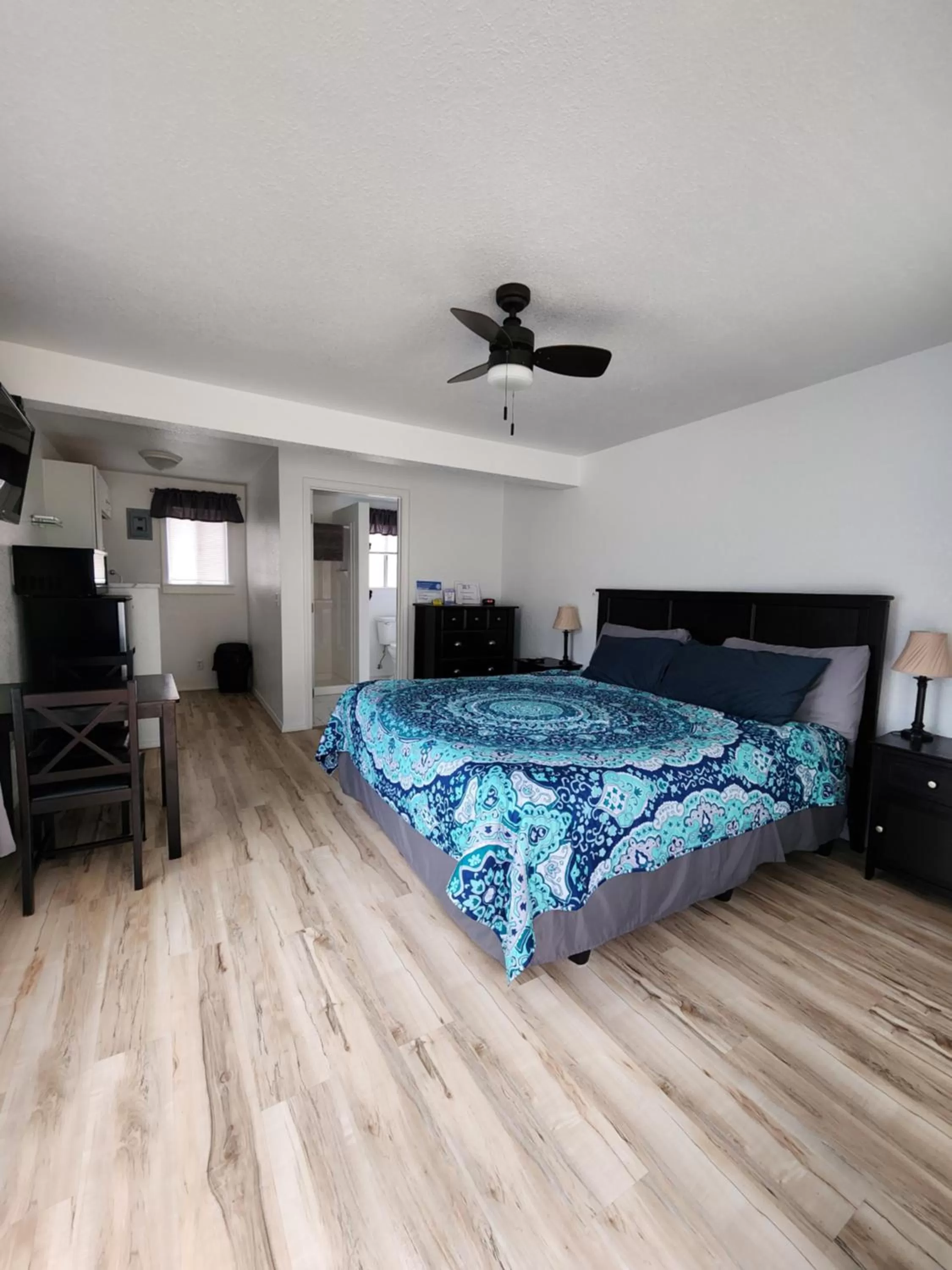 Photo of the whole room, Bed in Plainview Motel