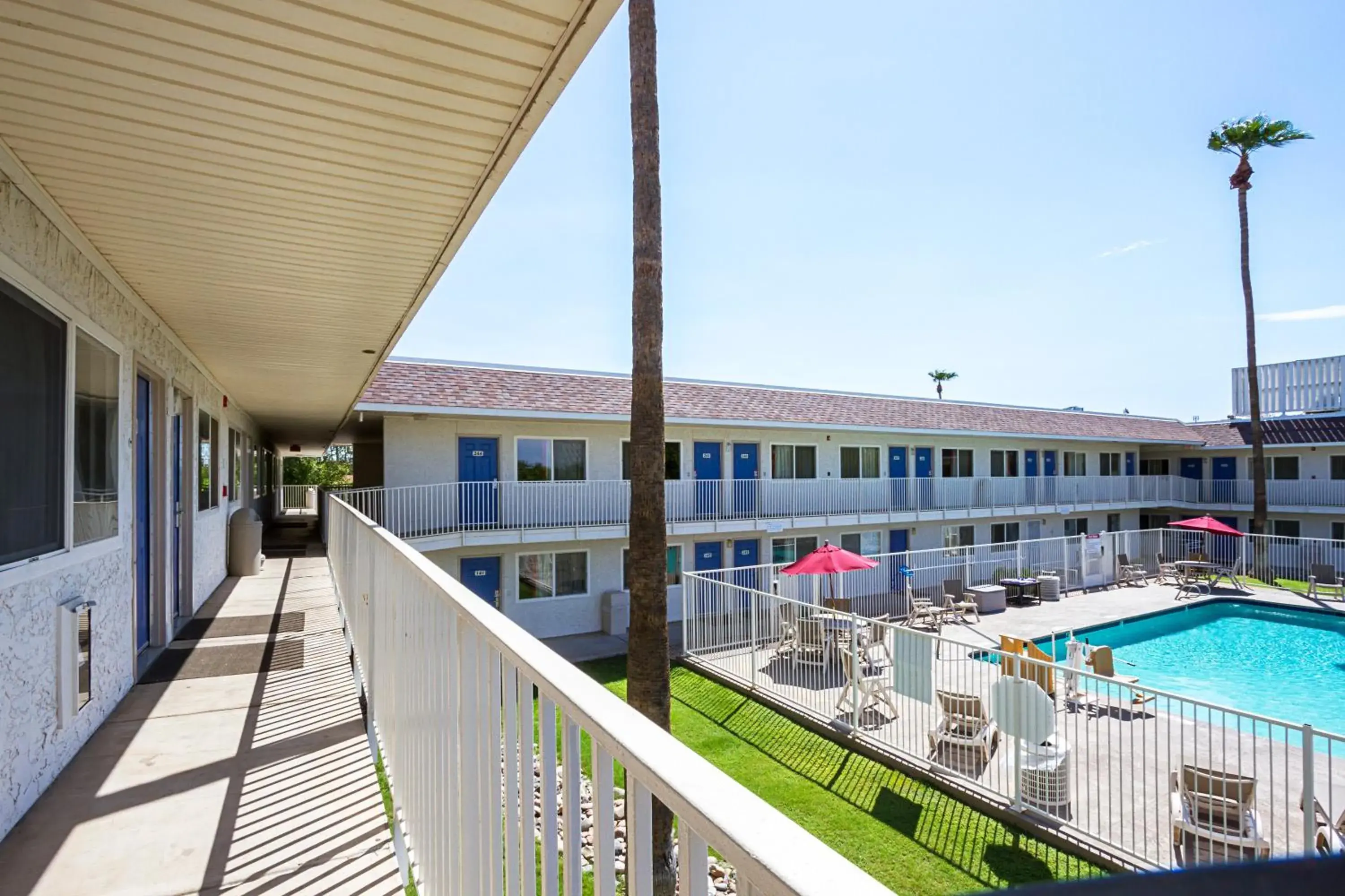 Facade/entrance, Pool View in Motel 6 Mesa North