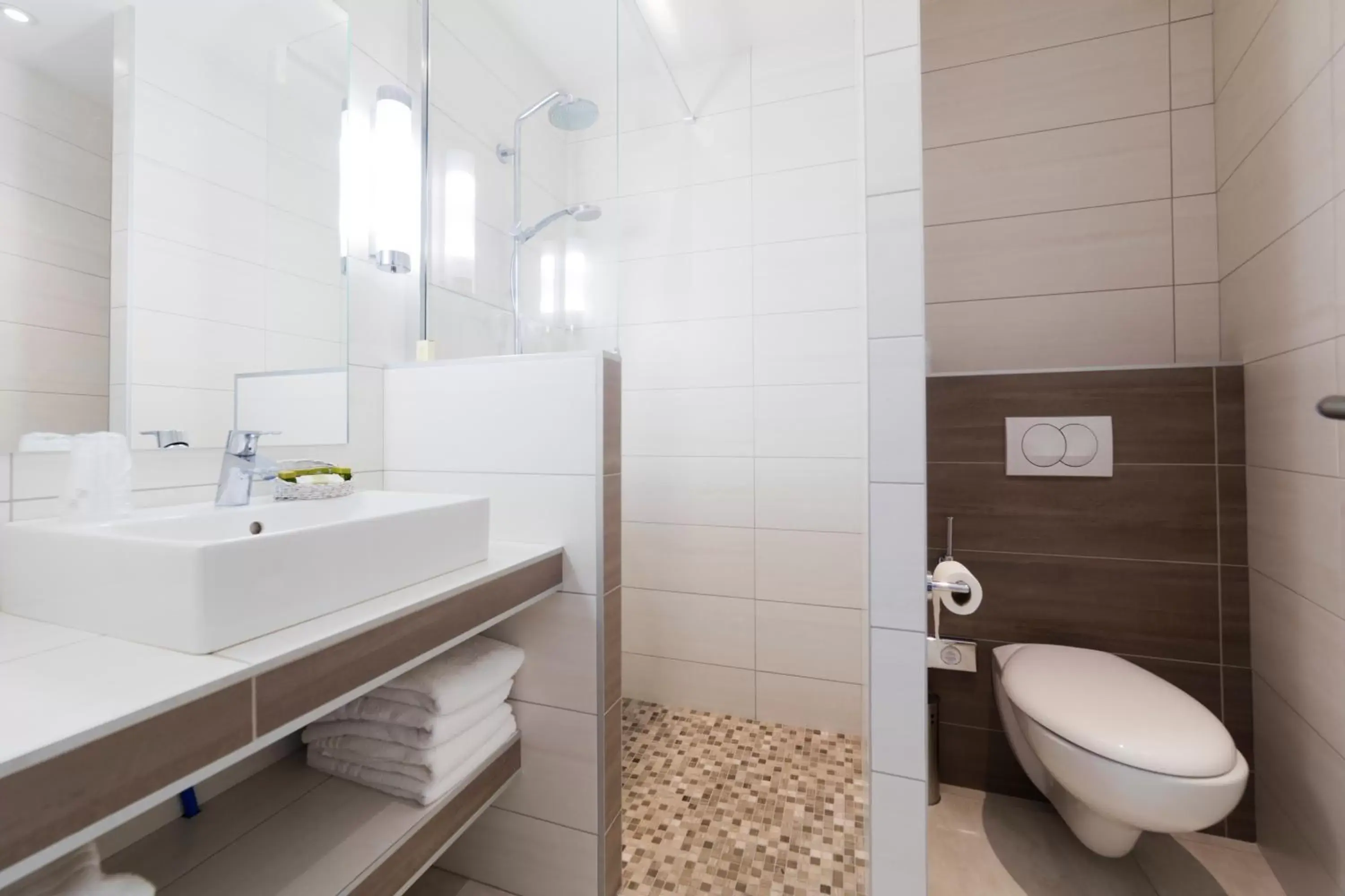 Bathroom in Logis Hôtel Restaurant Le Cours Bathroom in Logis Hôtel Restaurant Le Cours