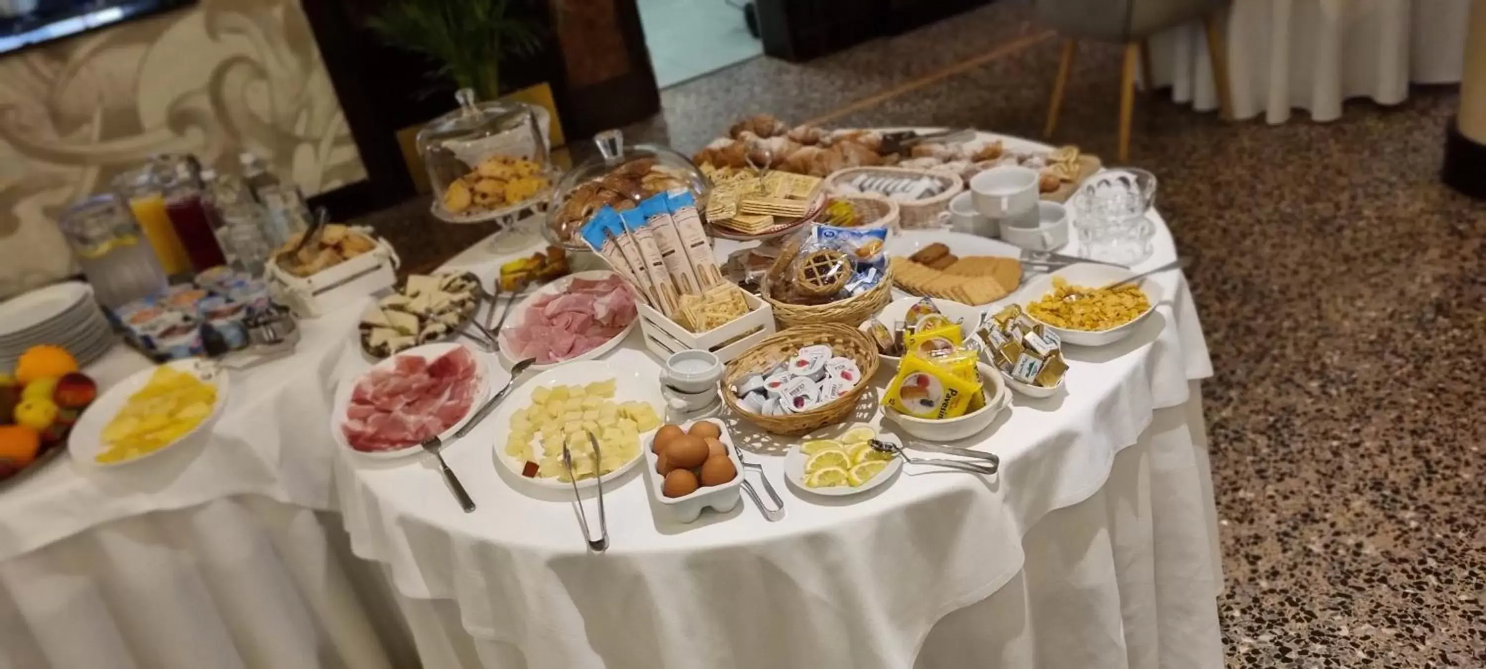 Buffet breakfast in Villa Regina Margherita