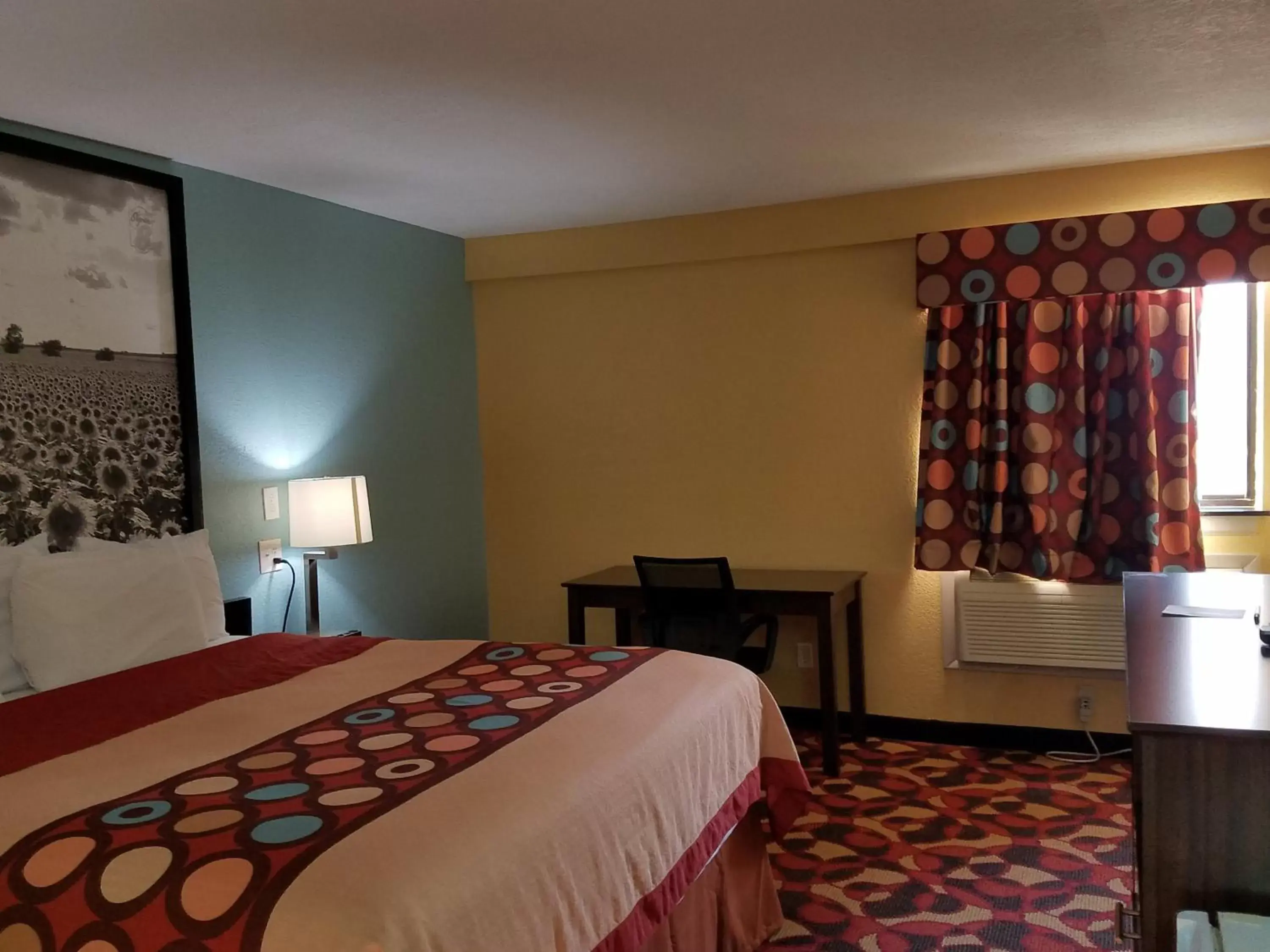 Photo of the whole room, Bed in Super 8 by Wyndham Wichita Airport West Kellogg