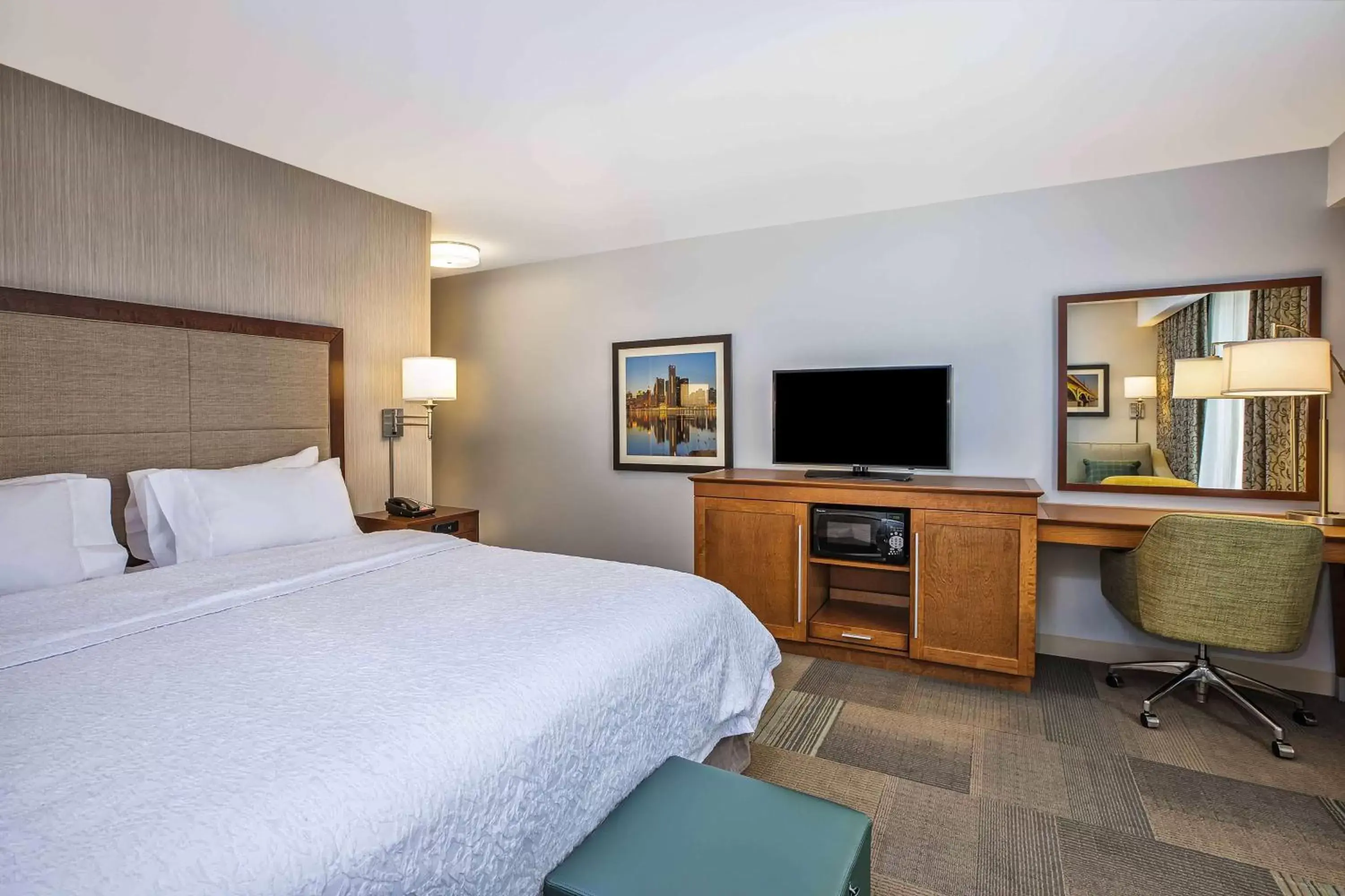 Bed, TV/Entertainment Center in Hampton Inn Southfield/West Bloomfield