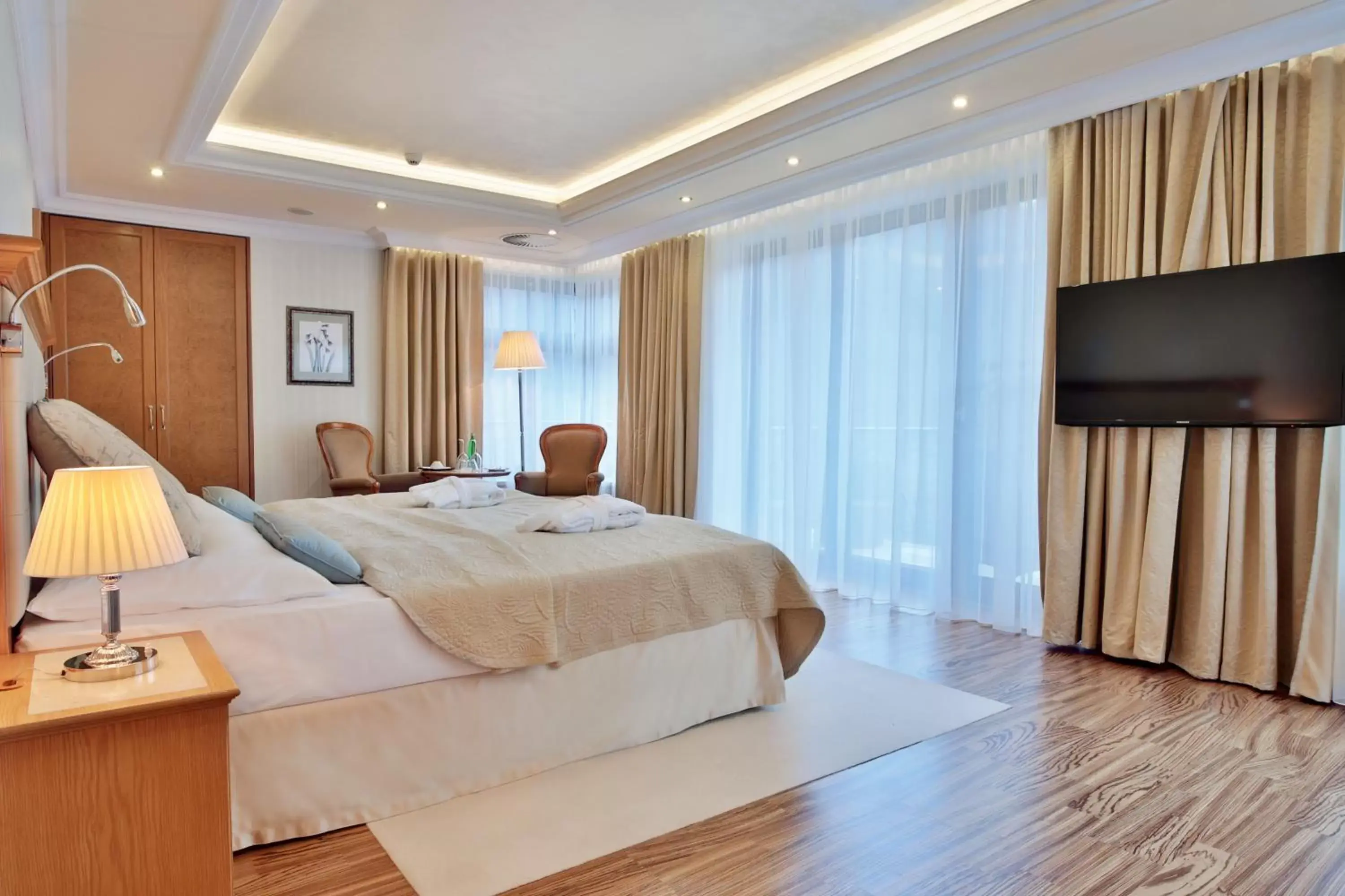 TV and multimedia, Bed in Retro Riverside Wellness Resort TV and multimedia, Bed in Retro Riverside Wellness Resort