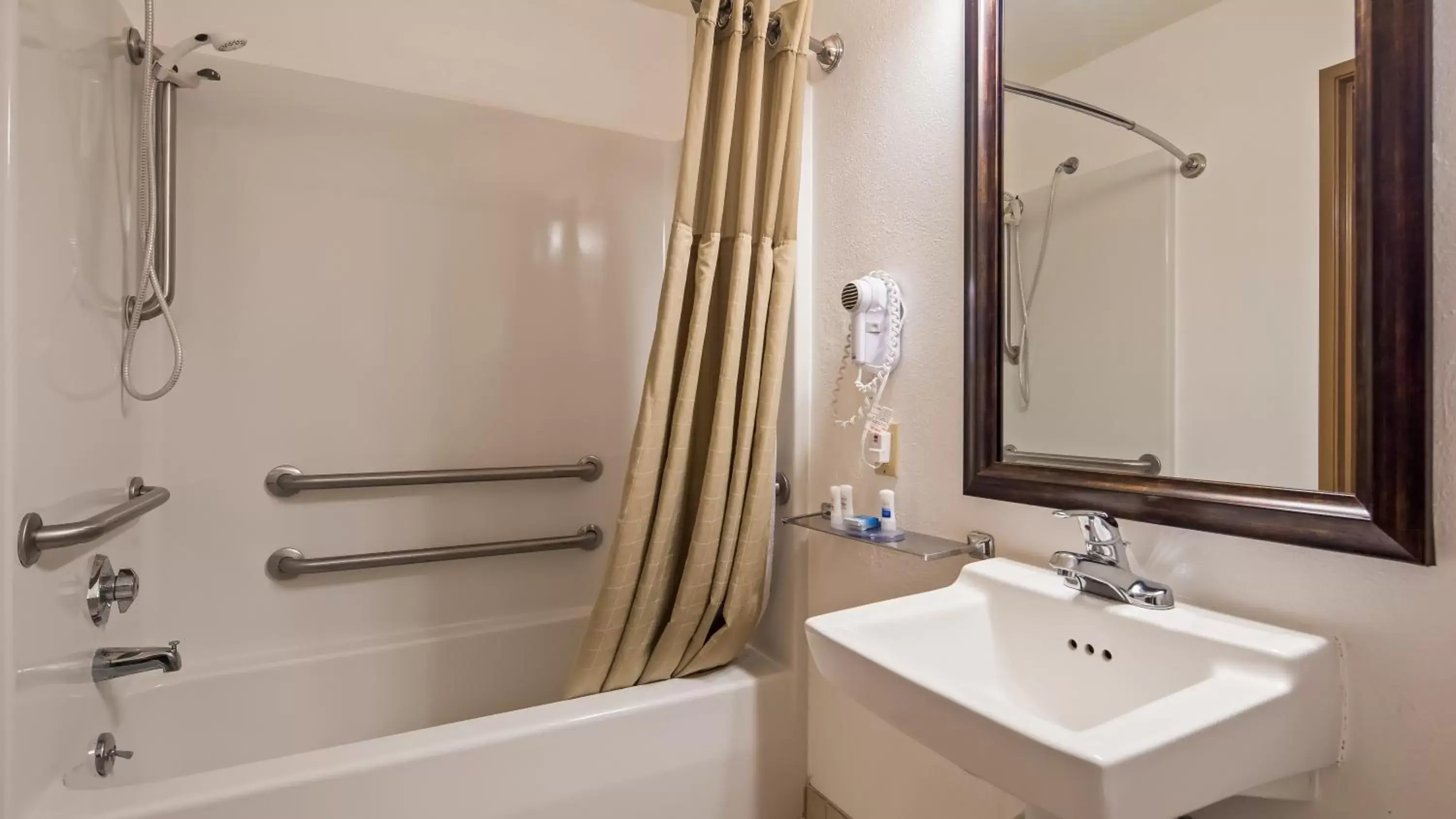 Bathroom in Best Western Sycamore Inn