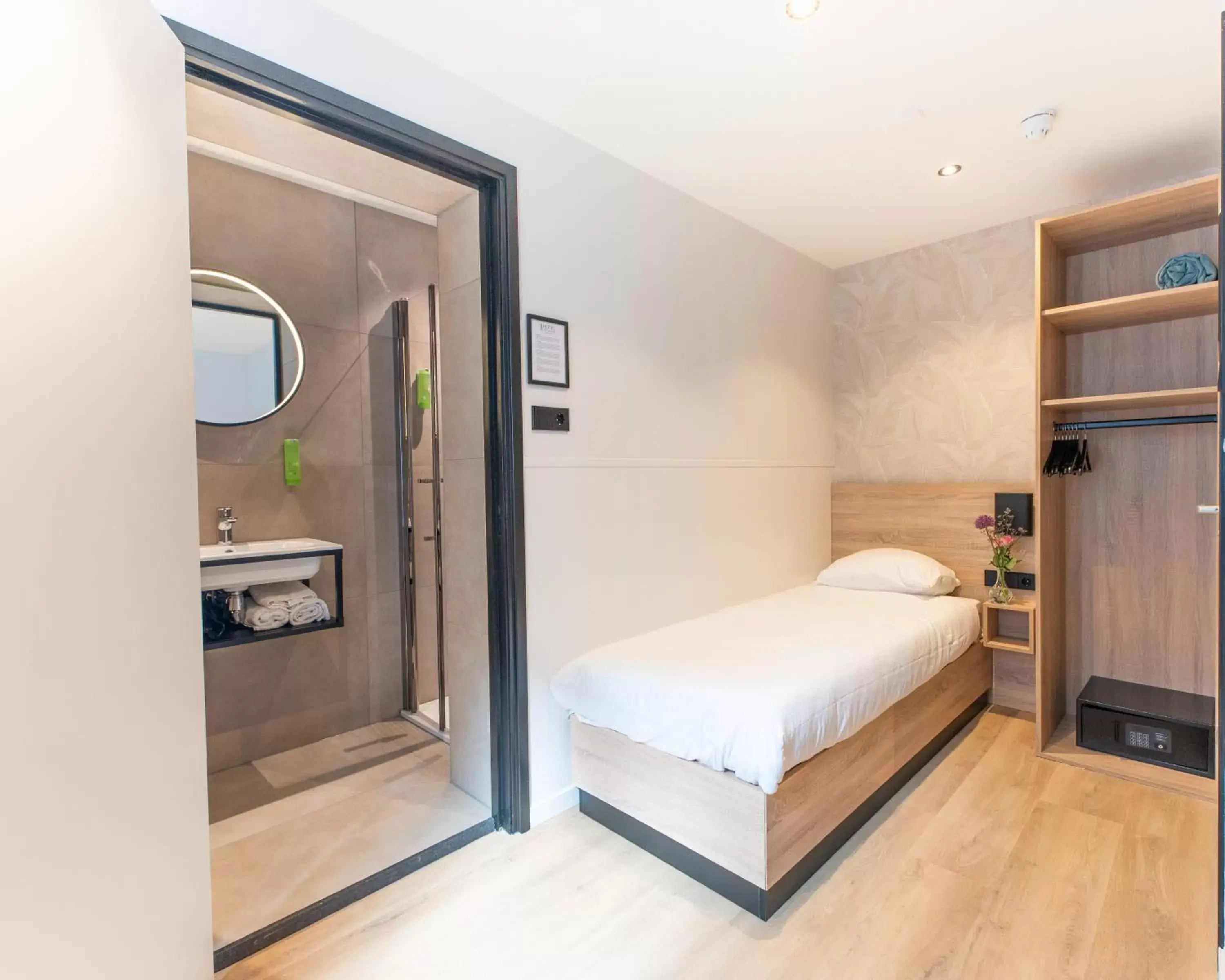 Bed, Bathroom in Hotel van Gelder