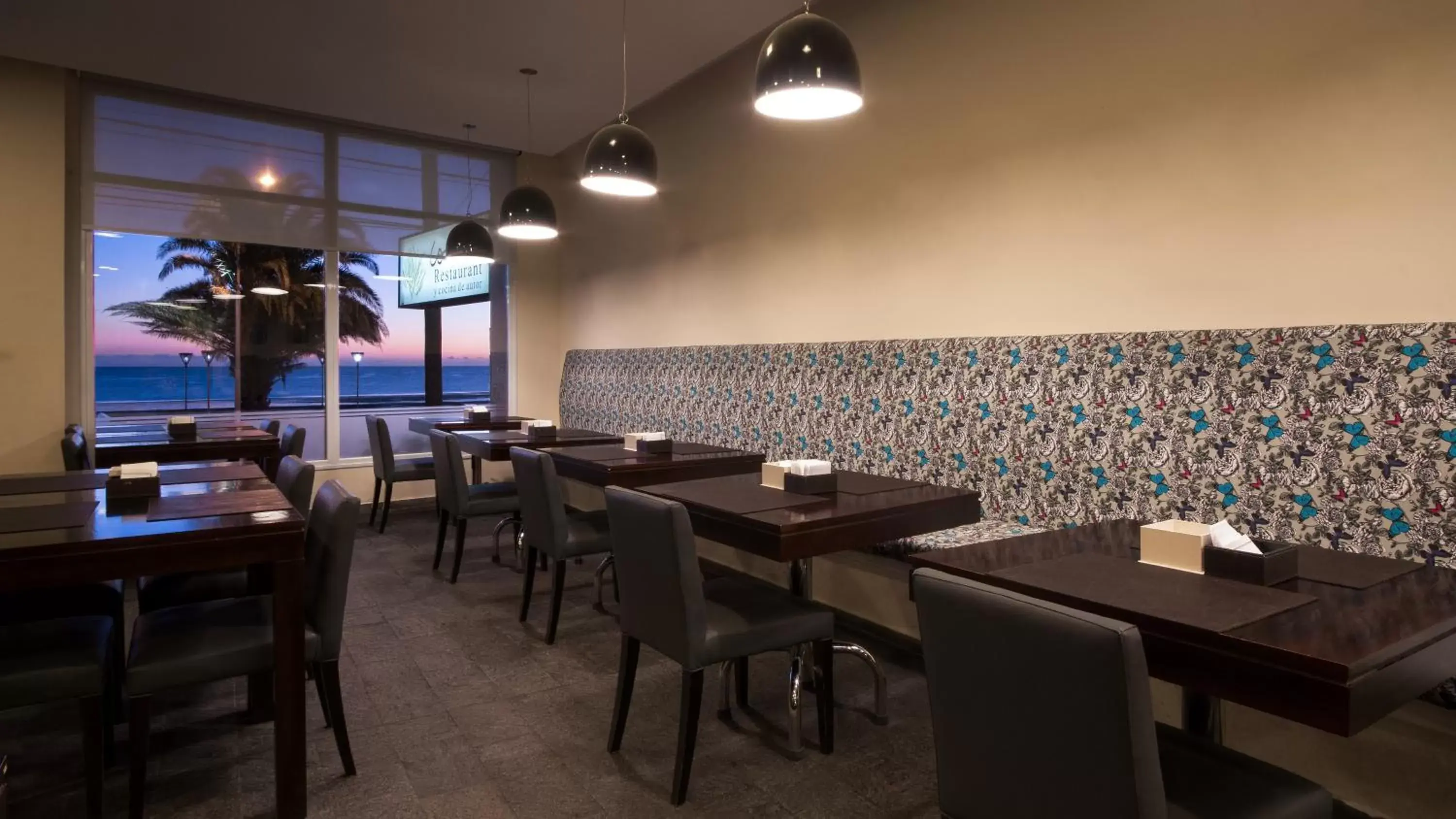 Lounge or bar, Restaurant/Places to Eat in Dazzler by Wyndham Puerto Madryn