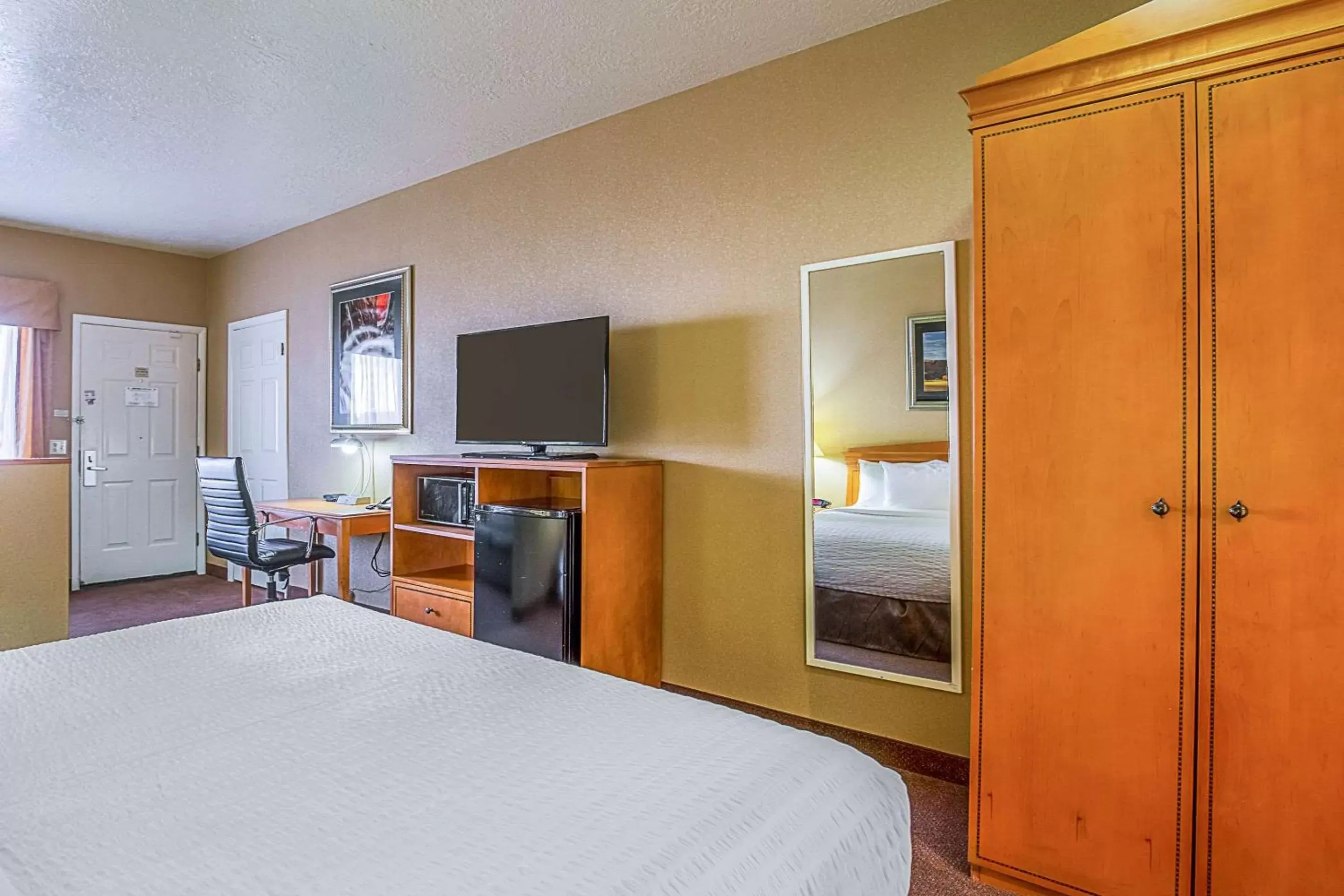 Photo of the whole room, Bed in Clarion Suites St George - Convention Center Area