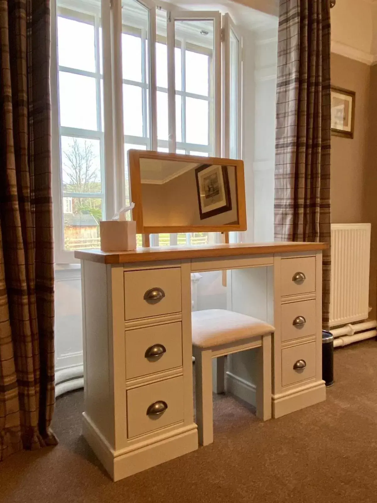 Bedroom, TV/Entertainment Center in Harts Head Hotel