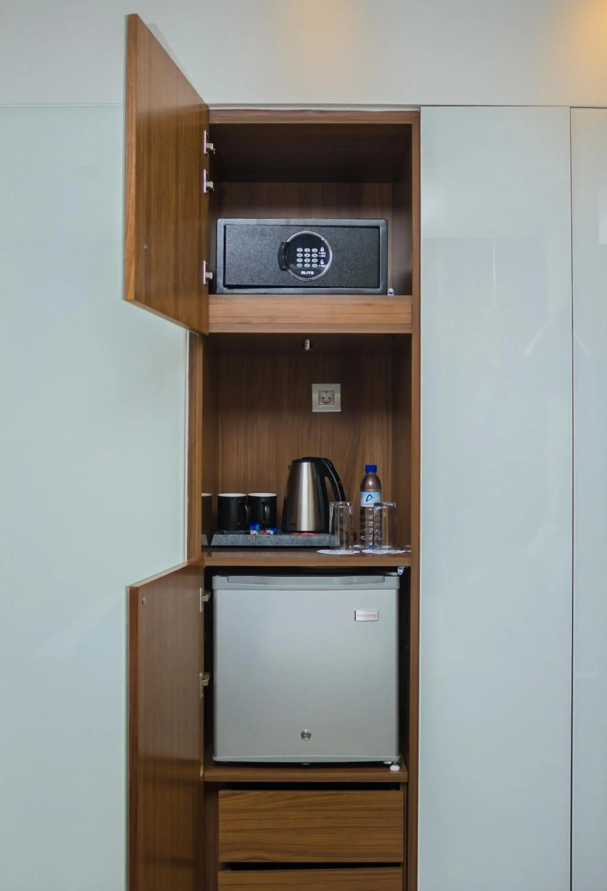 Bed, Kitchen/Kitchenette in Afrin Prestige Hotel