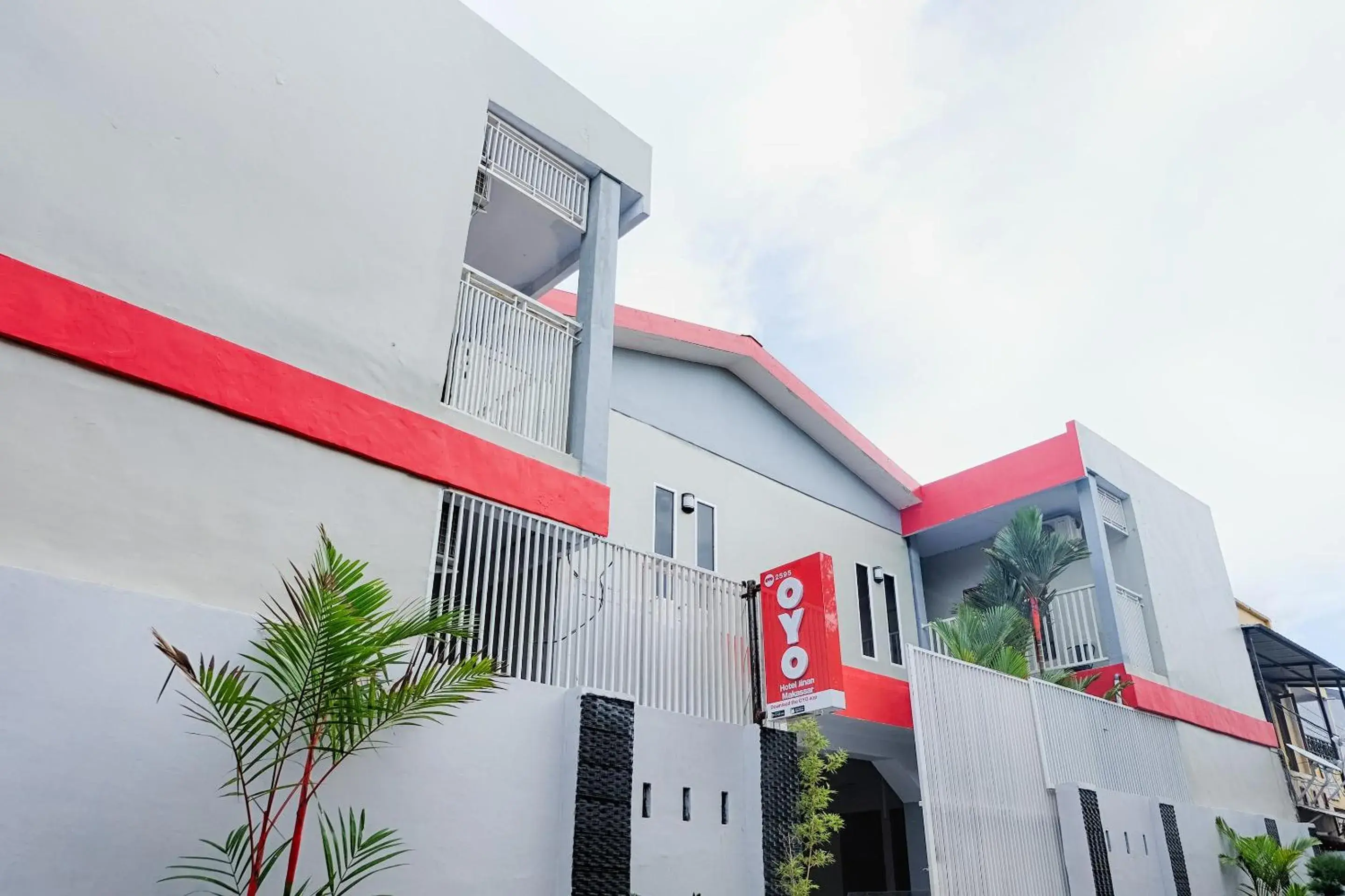 Facade/entrance, Property Building in OYO 2595 Hotel Jinan Makassar