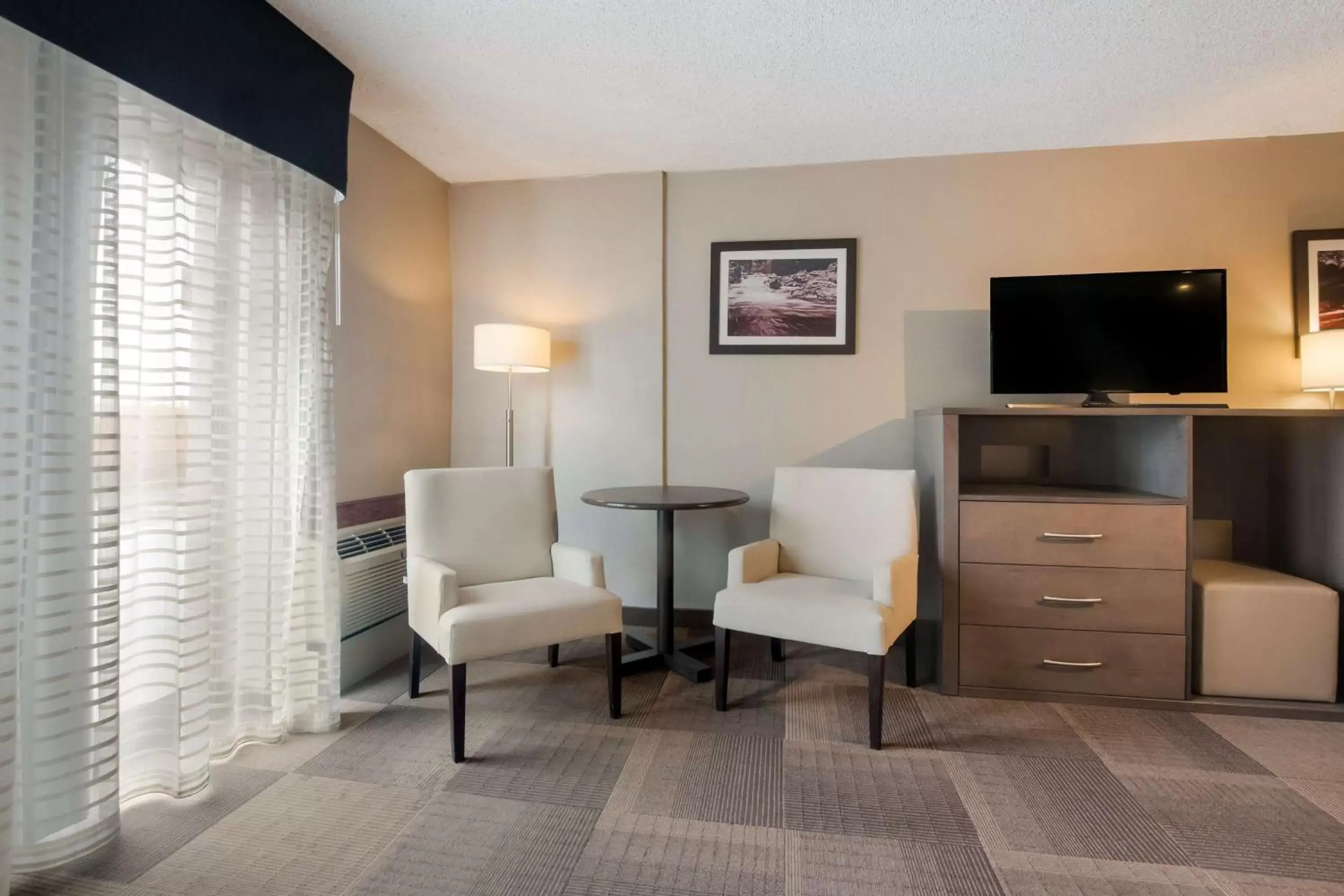 Bedroom, Seating Area in Best Western St Catharines Hotel & Conference Centre