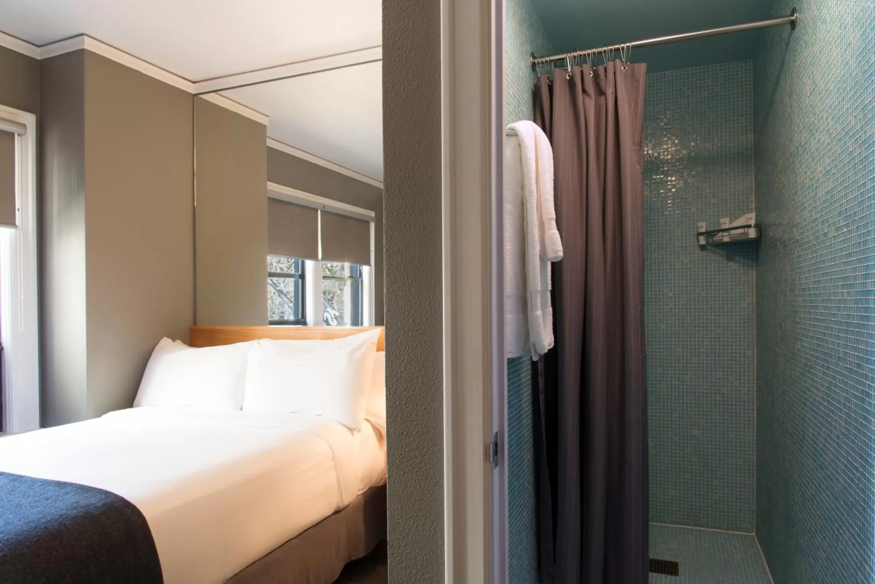 Shower, Bed in Hotel Max