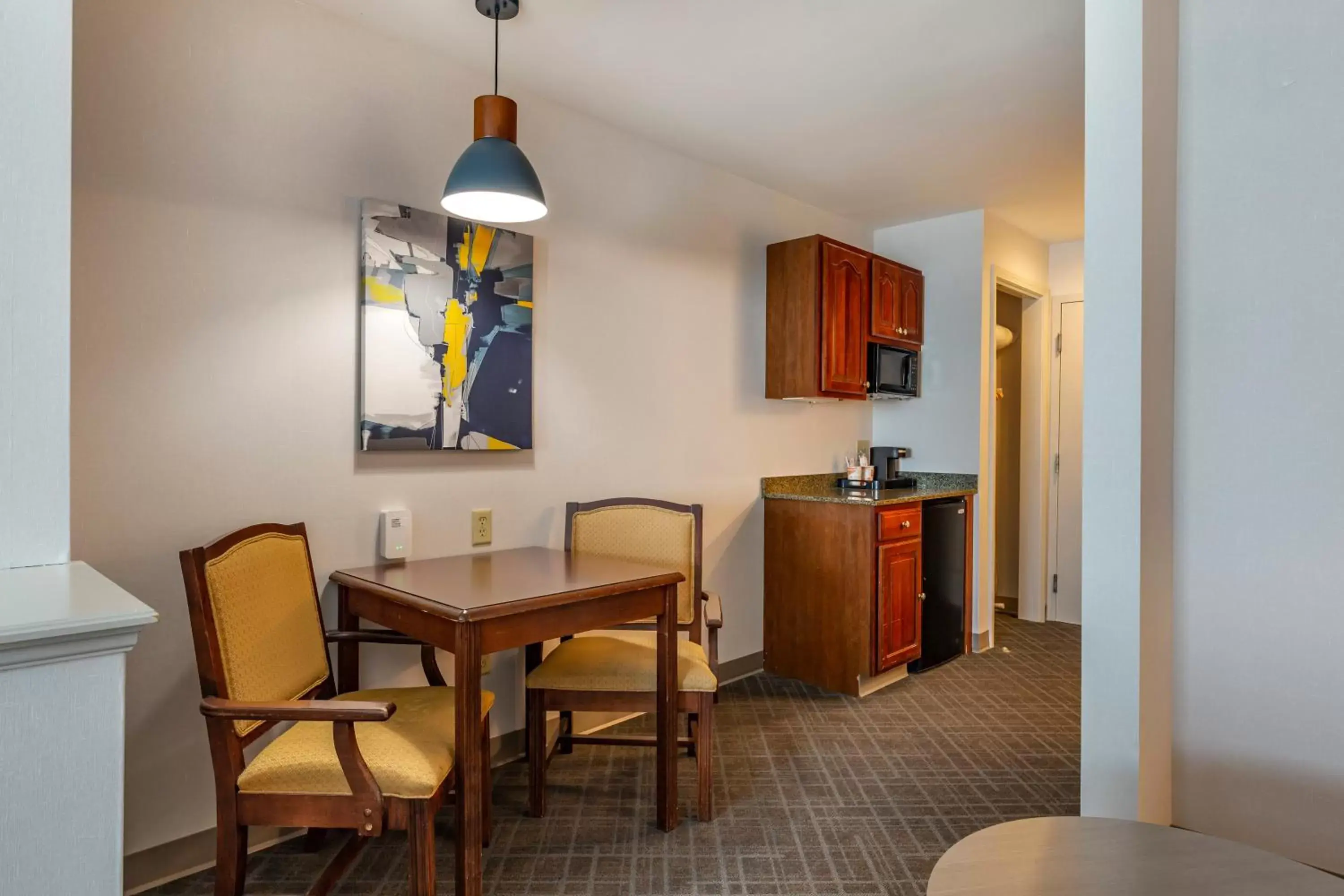 Kitchen or kitchenette, Dining Area in Comfort Inn & Suites East Greenbush - Albany