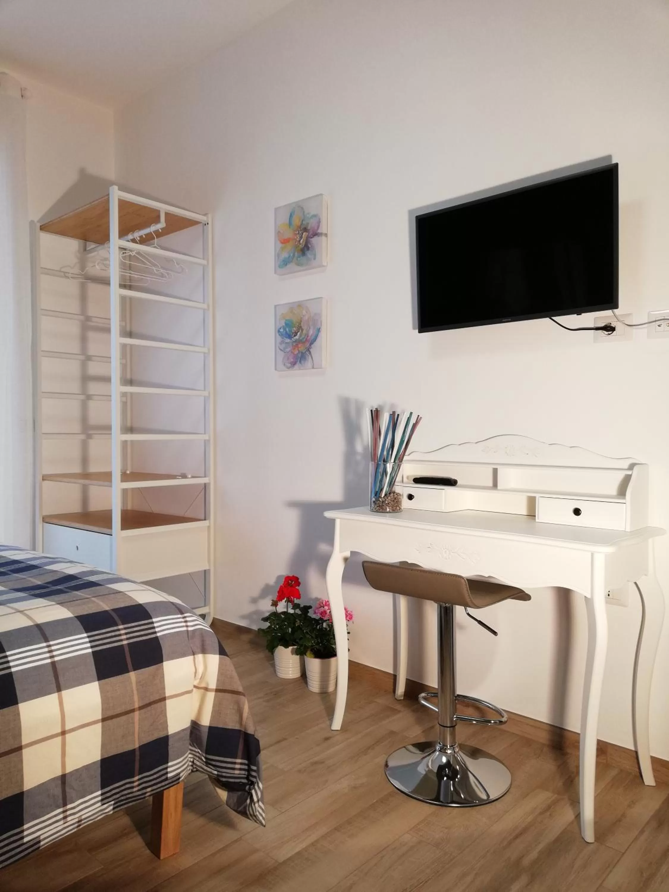 Photo of the whole room, TV/Entertainment Center in DAMALU'