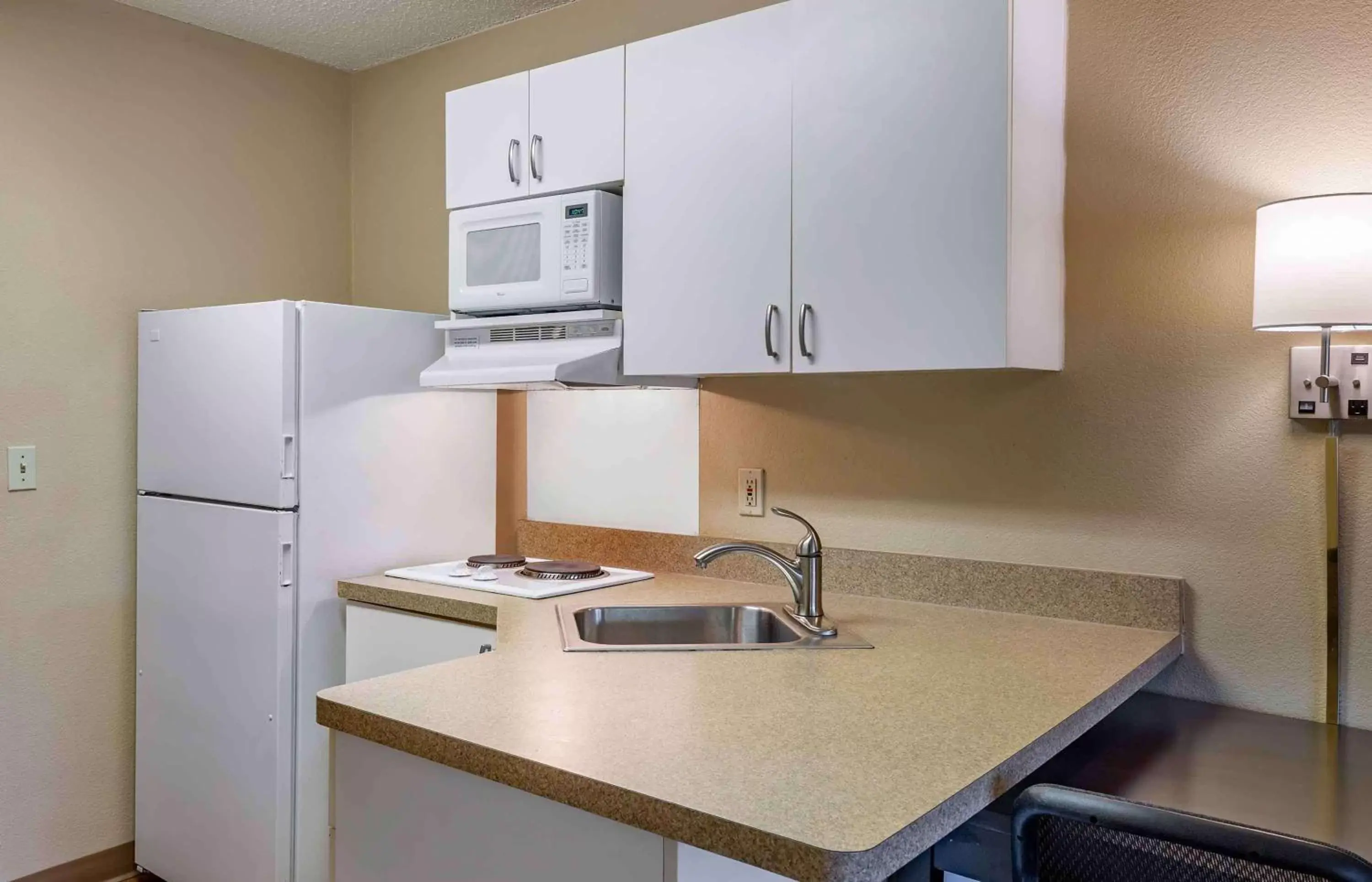 Bedroom, Kitchen/Kitchenette in Extended Stay America Suites - Boston - Braintree