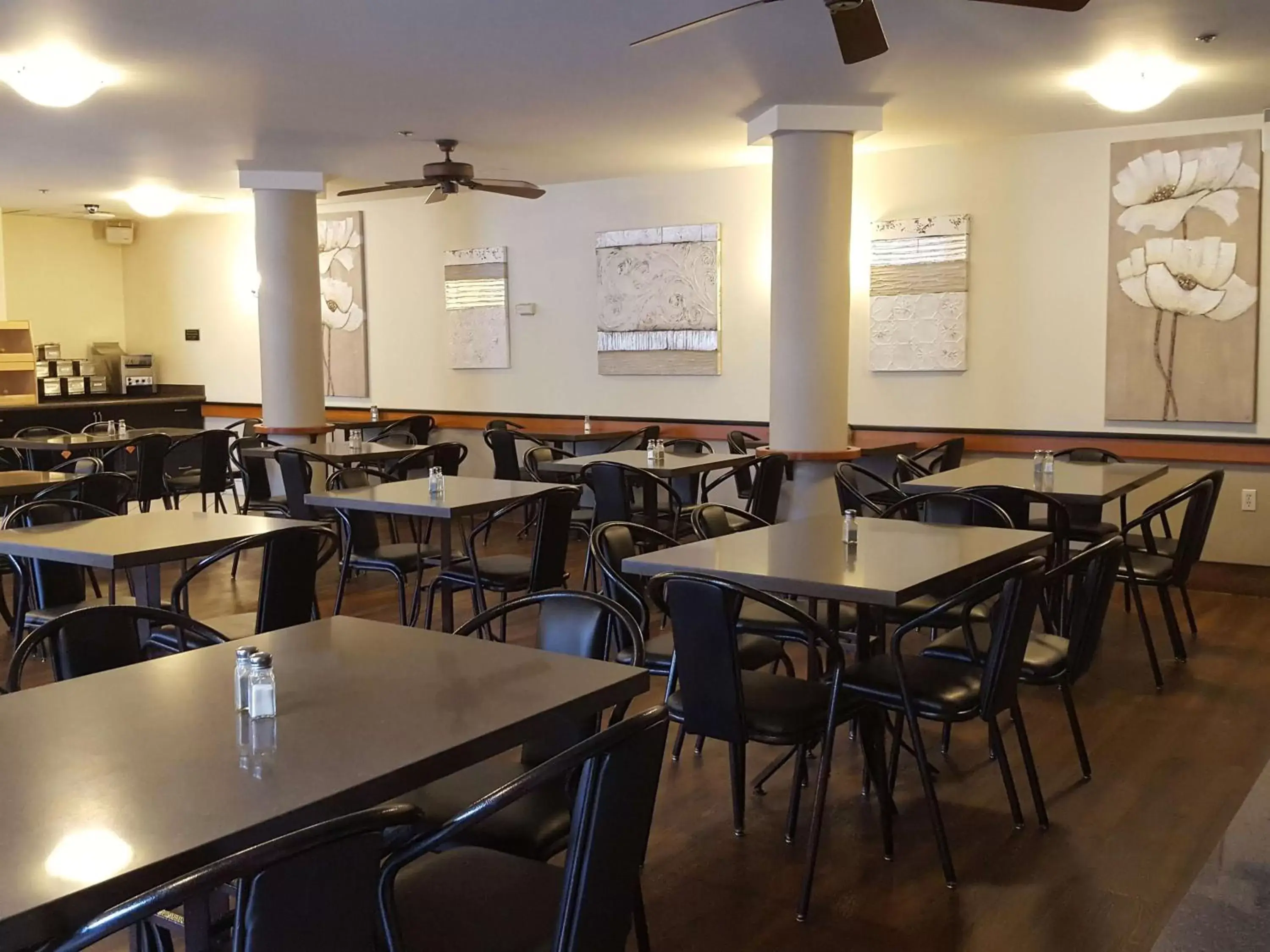 Restaurant/places to eat in Pocaterra Inn & Waterslide Restaurant/places to eat in Pocaterra Inn & Waterslide
