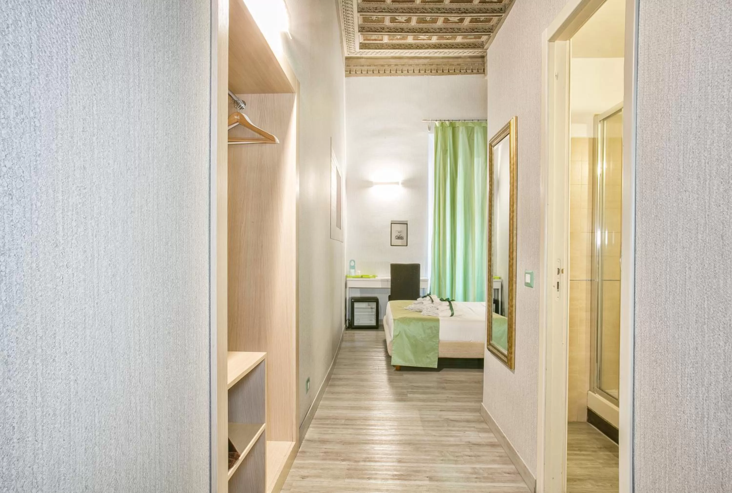 Photo of the whole room, Bed in History Suite