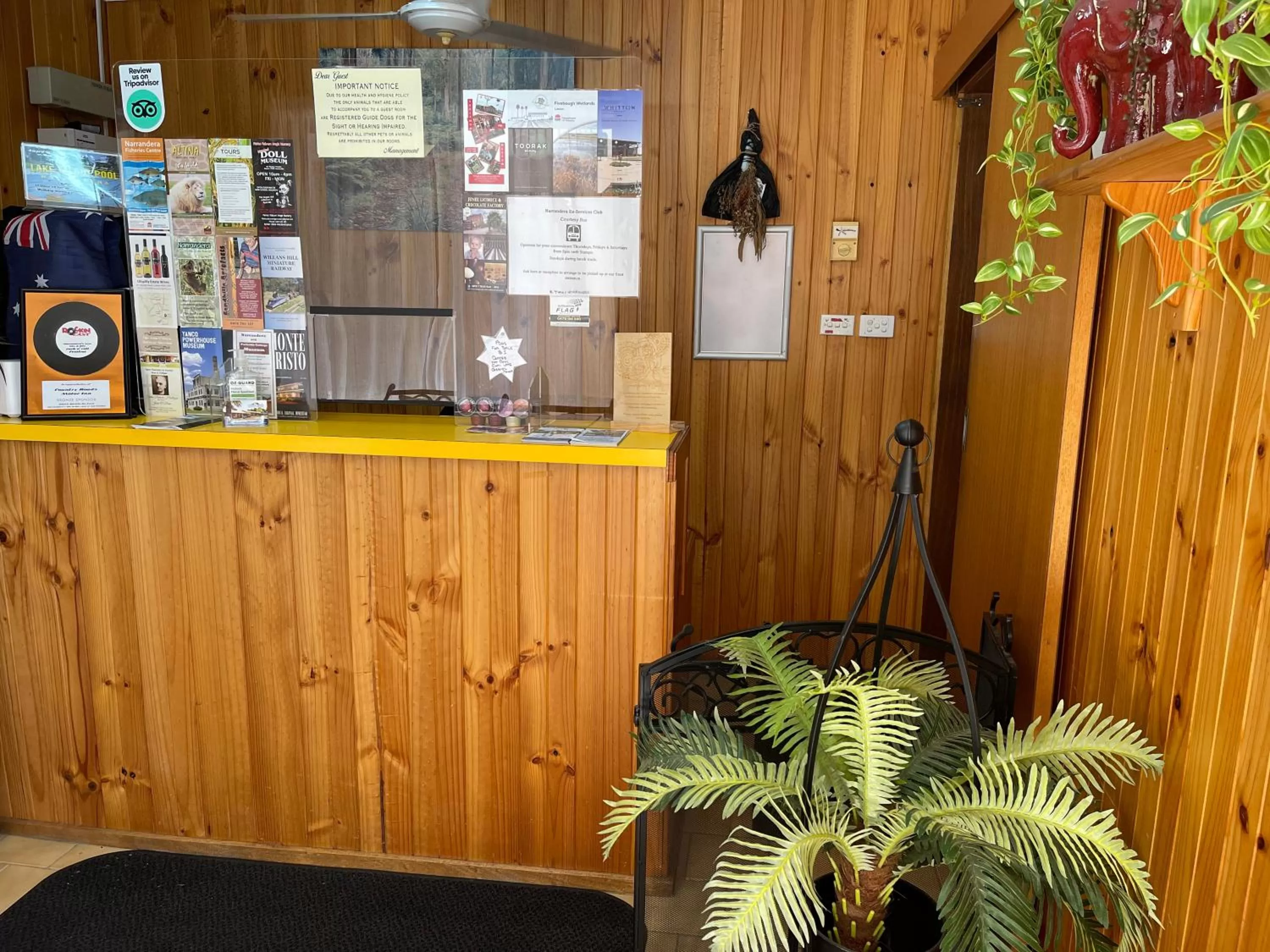 Lobby or reception in Country Roads Motor Inn