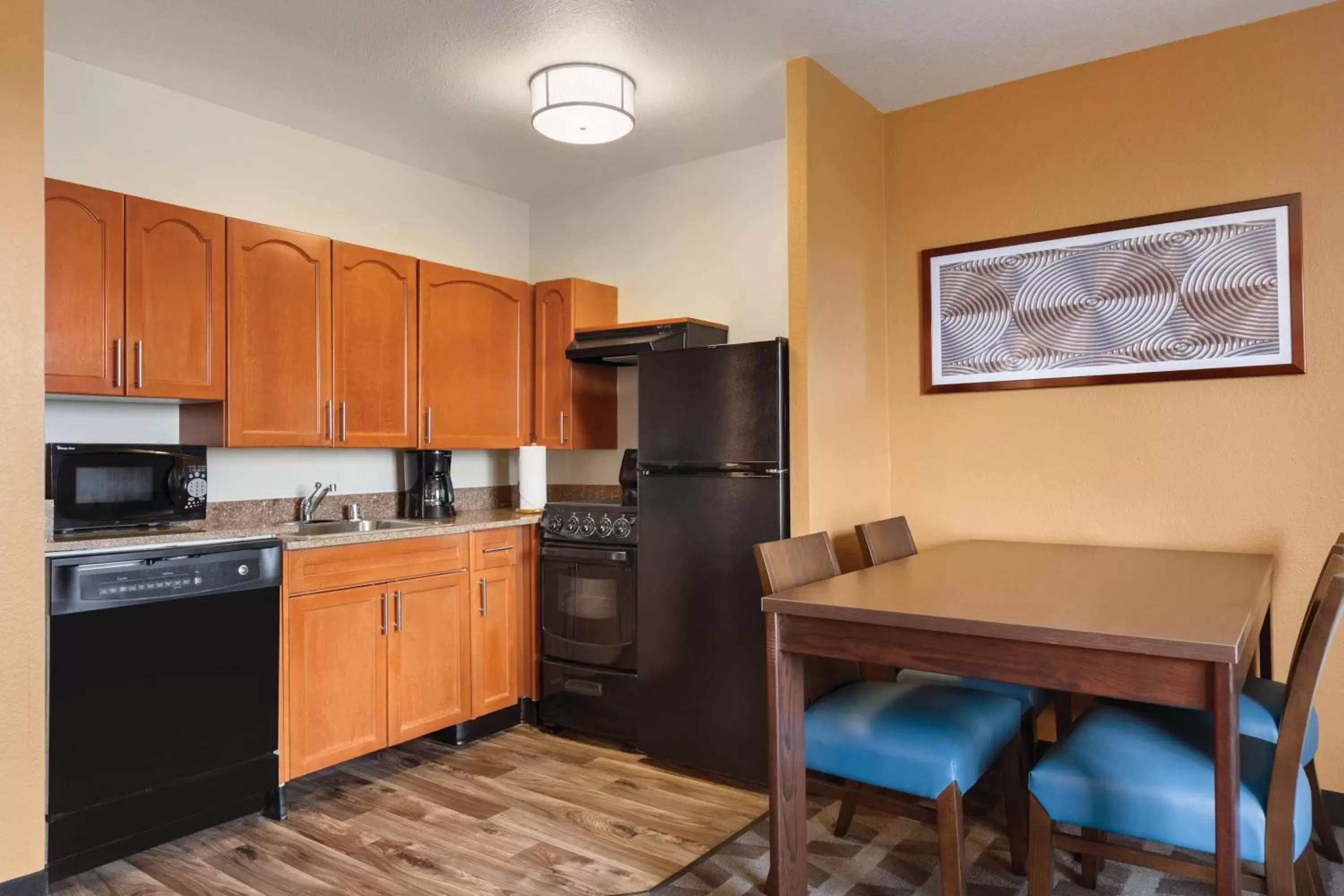 Seating area, Kitchen/Kitchenette in TownePlace Suites Denver Southeast