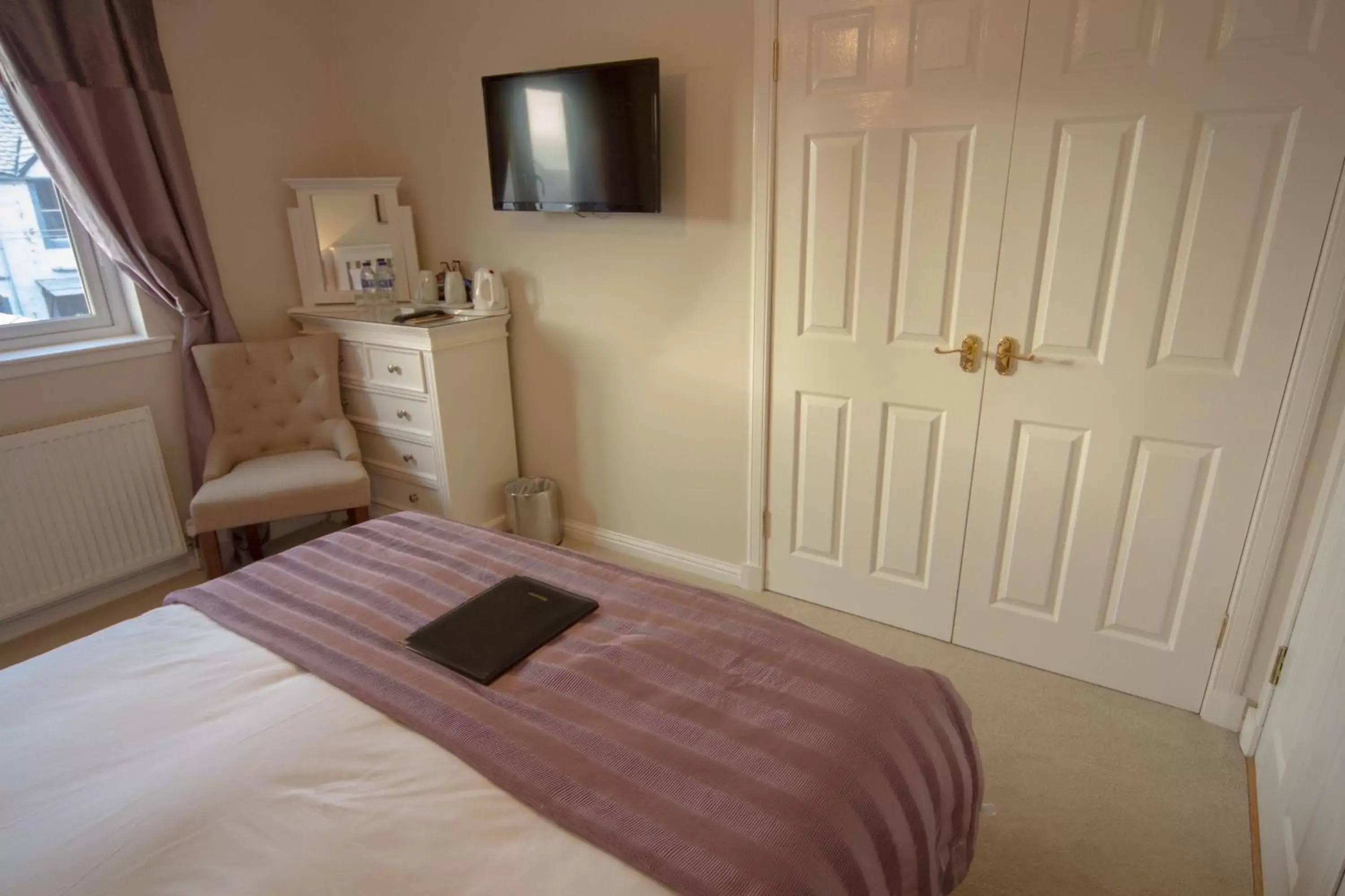 Bedroom, TV/Entertainment Center in Springfield Lodge Bed and Breakfast