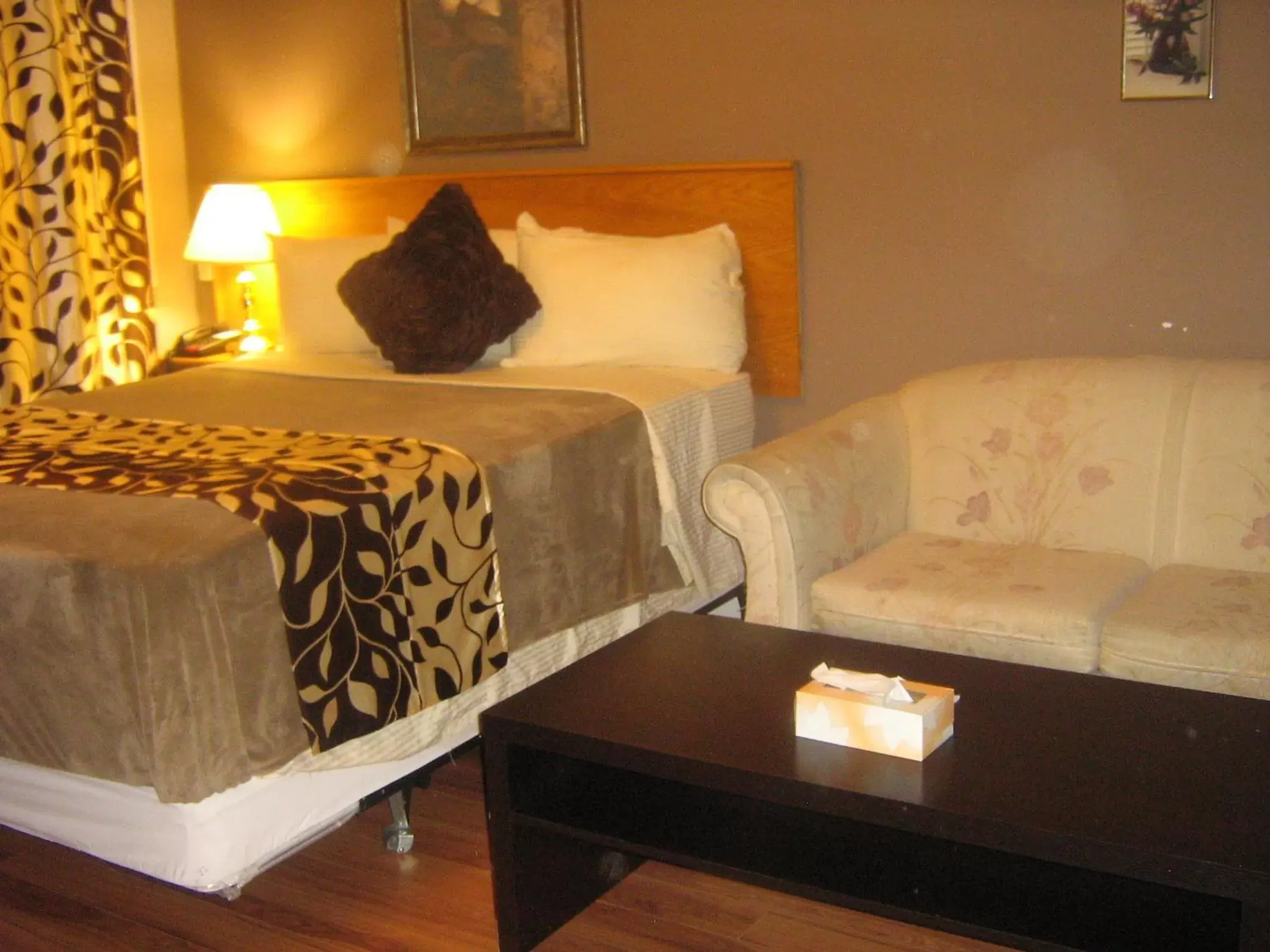 Bedroom, Bed in Parkway Motel & European Lodges