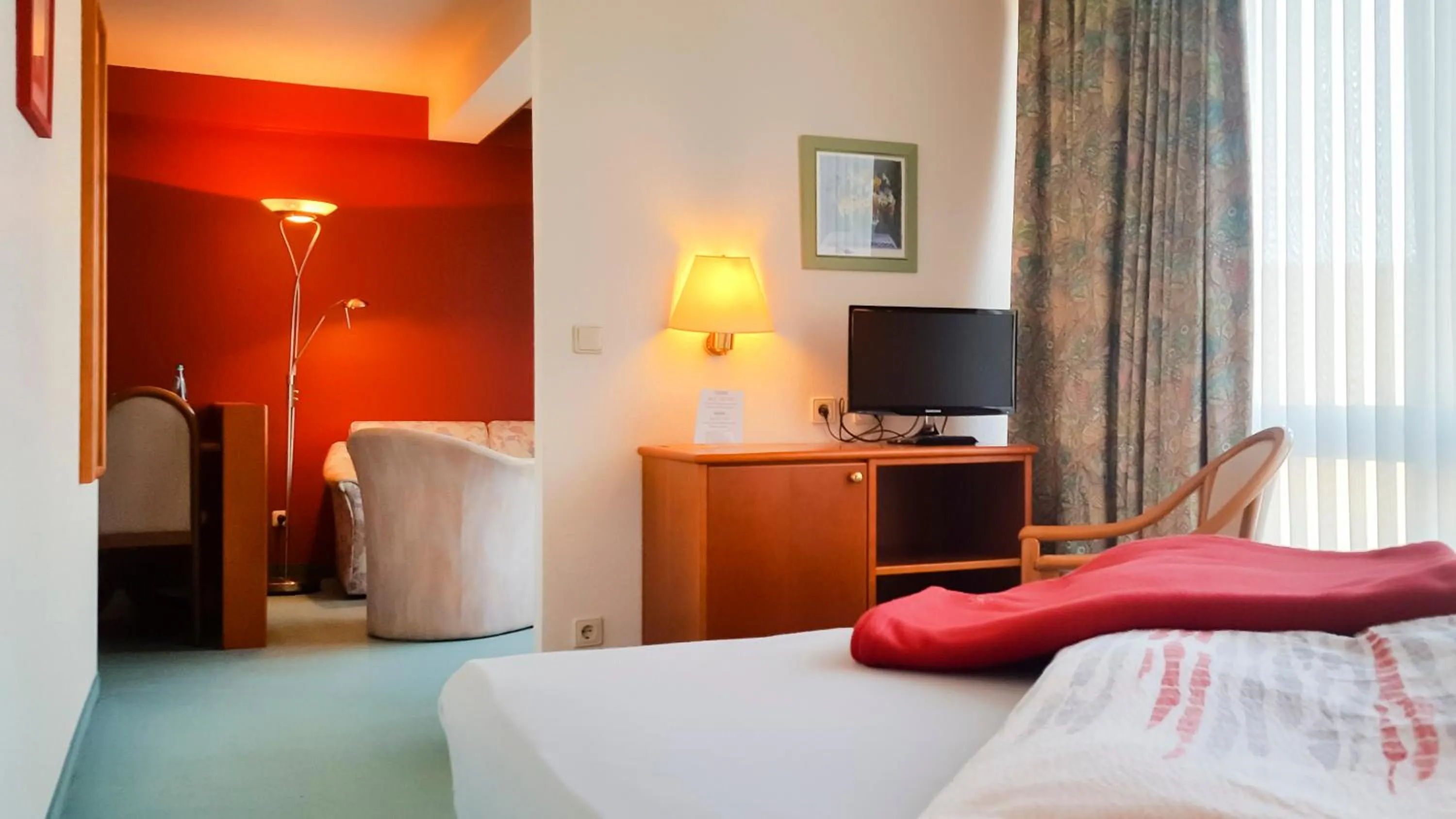 Photo of the whole room, Bed in Hotel Am Düsseldorfer Platz