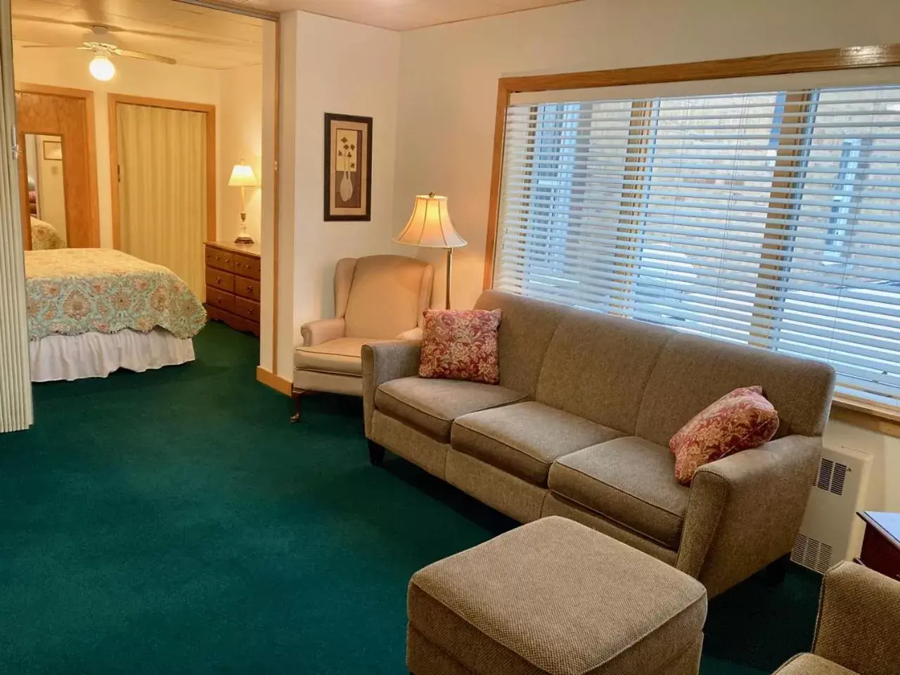 Photo of the whole room, Seating Area in Garden Grove Retreat & Lodging near Pictured Rocks, Fayette, Trails