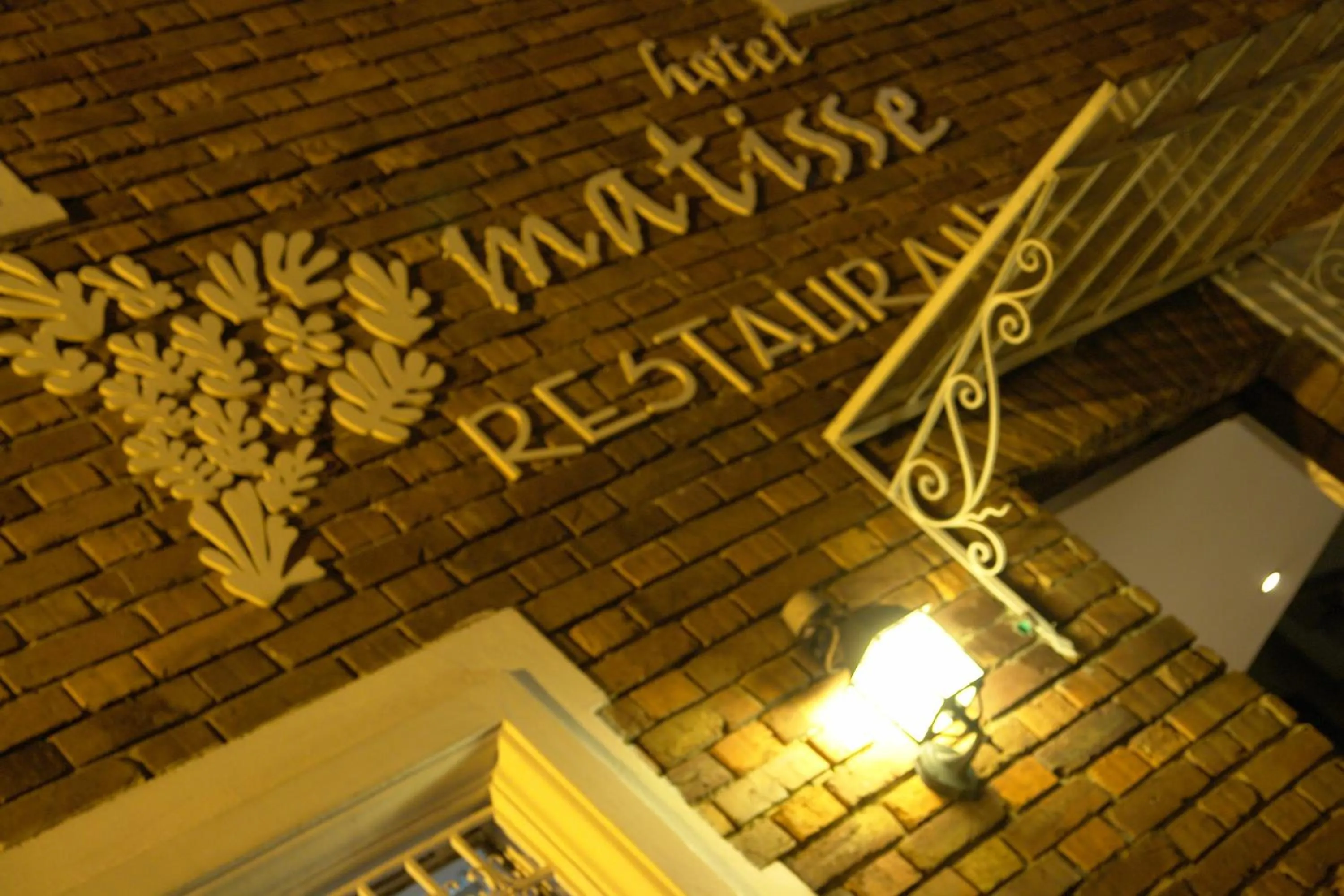 Facade/entrance in Matisse Hotel
