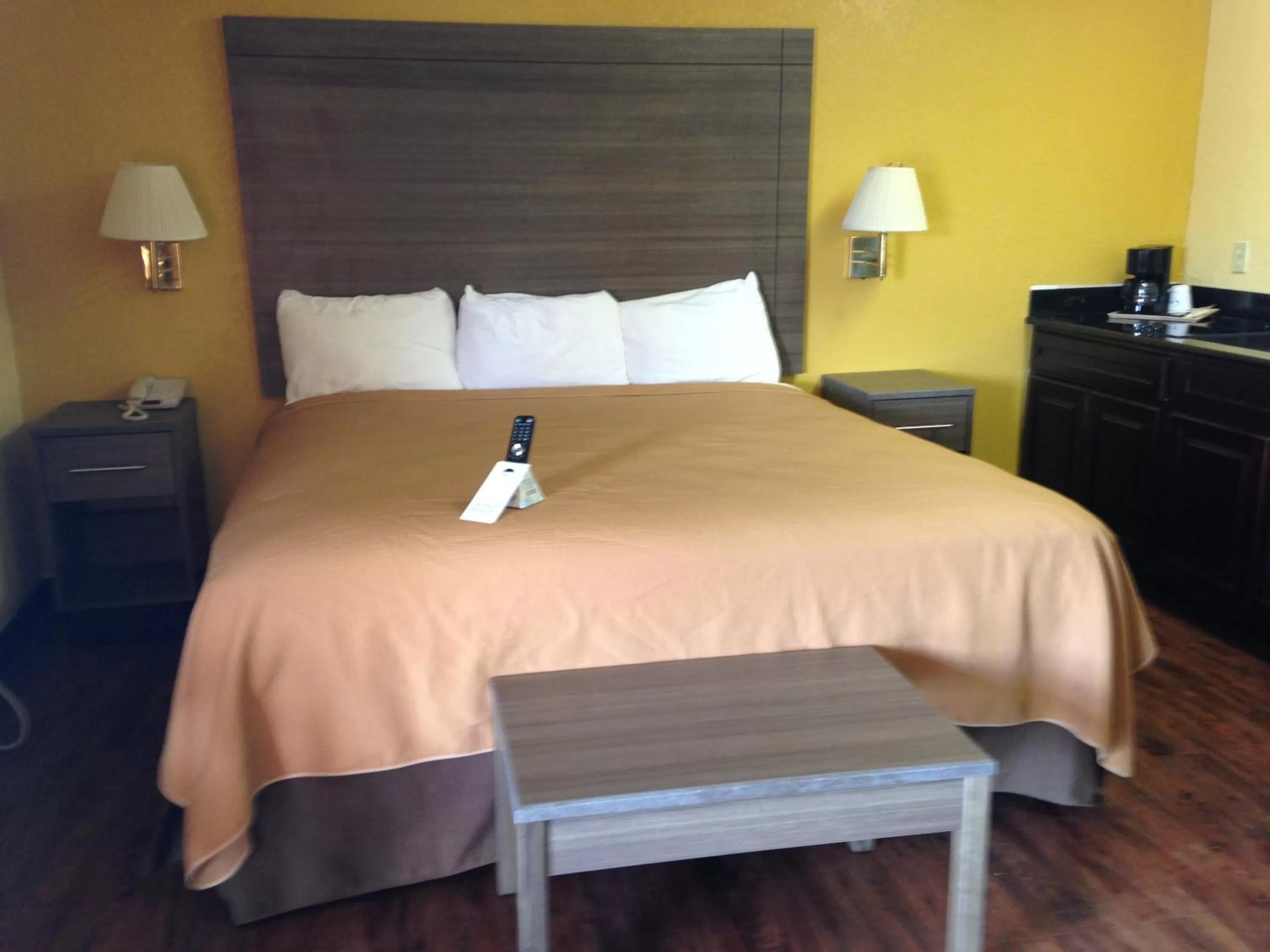Bed in Village Inn Cotulla