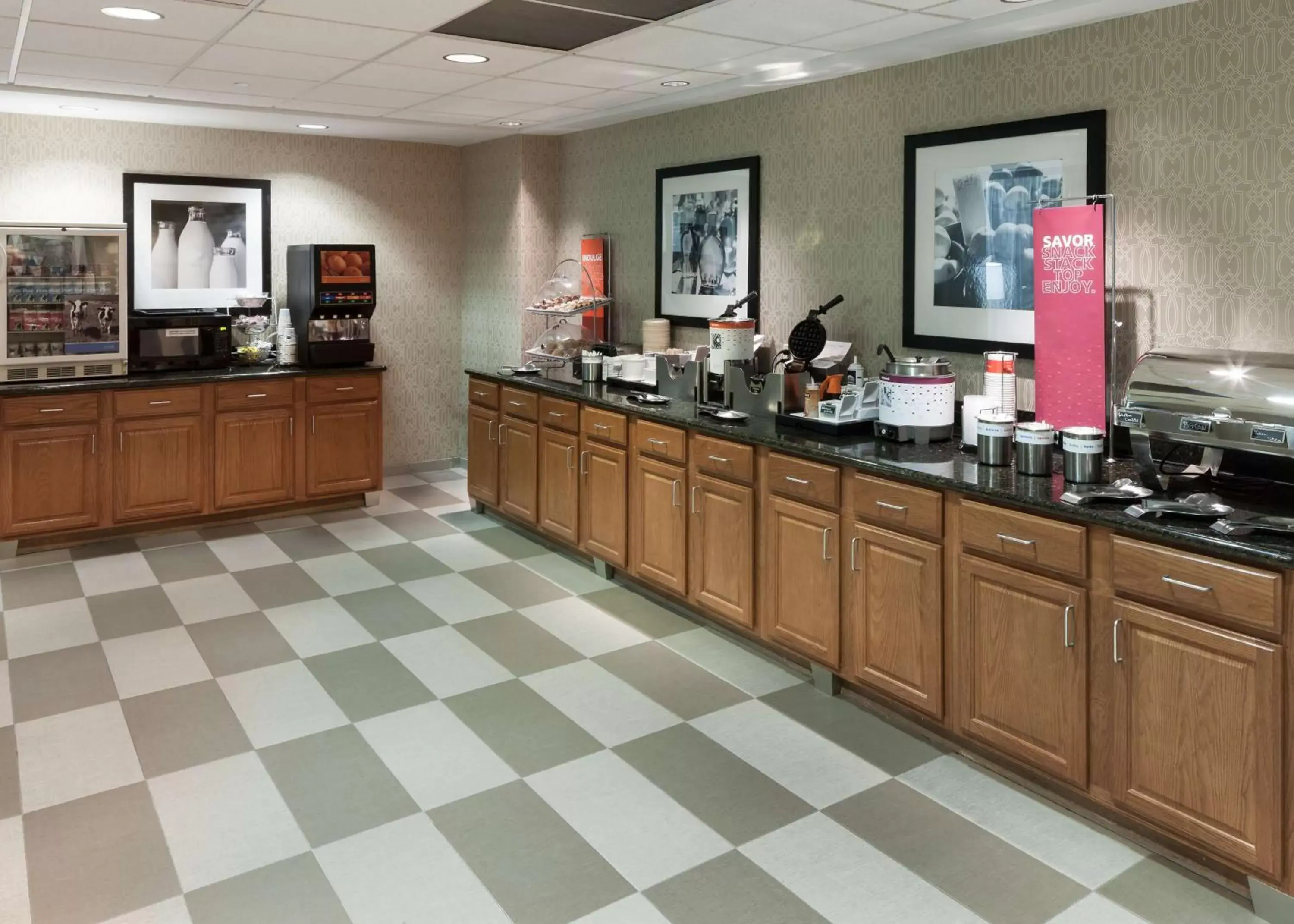 Dining area, Restaurant/Places to Eat in Hampton Inn & Suites Davenport