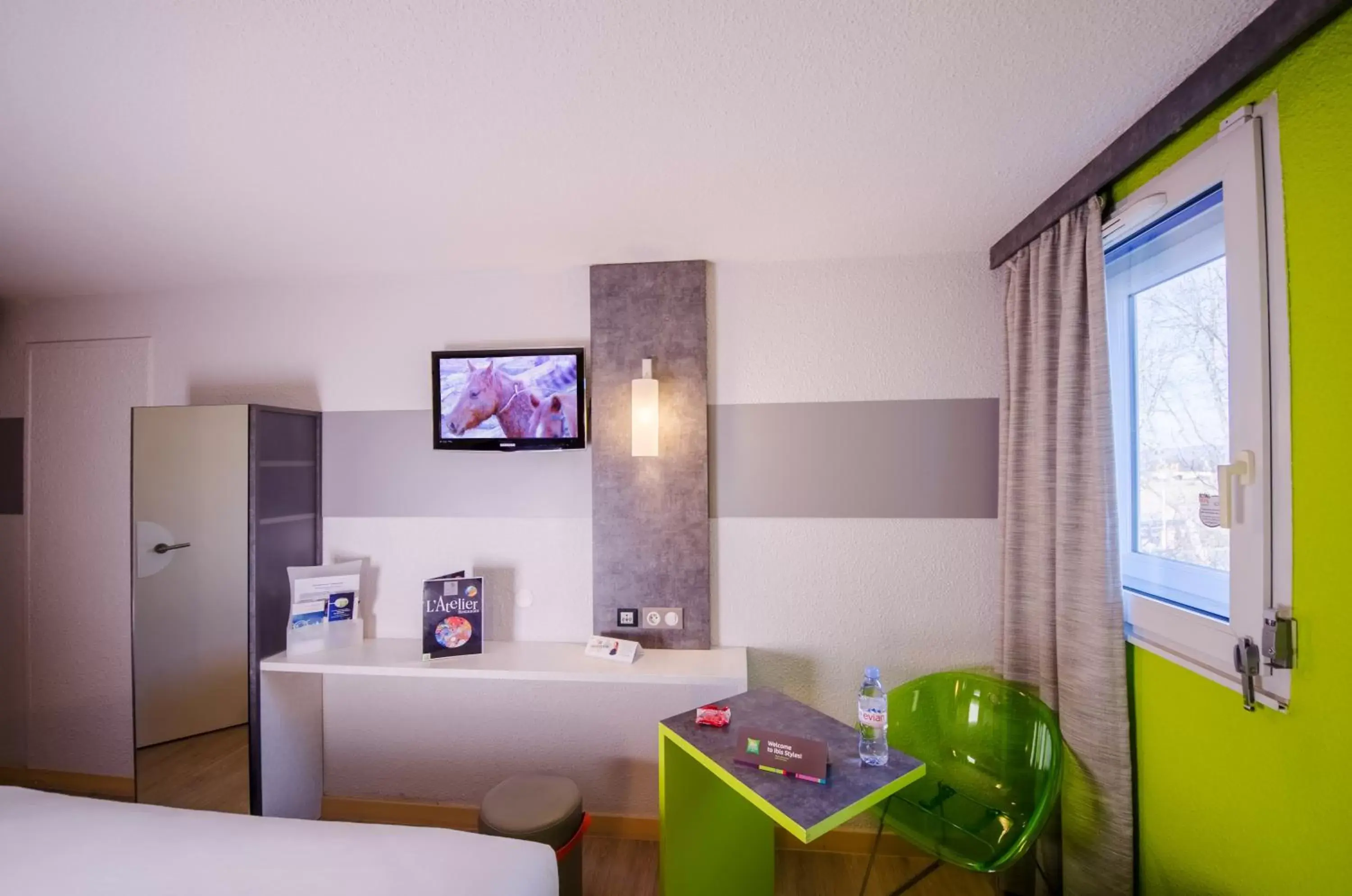 Photo of the whole room, TV/Entertainment Center in ibis styles Brive Ouest