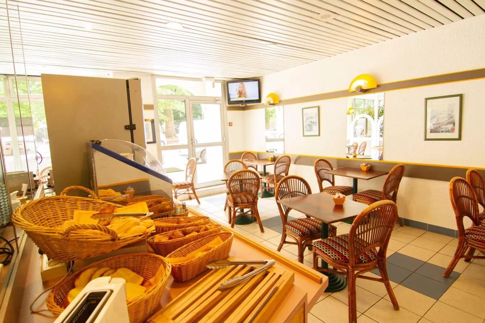 Restaurant/Places to Eat in HOTEL LES GENS DE MER EGG HOTEL Dieppe