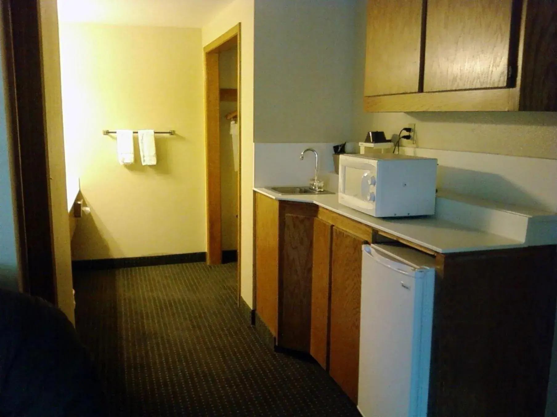 Photo of the whole room, Kitchen/Kitchenette in Will Rogers Inn