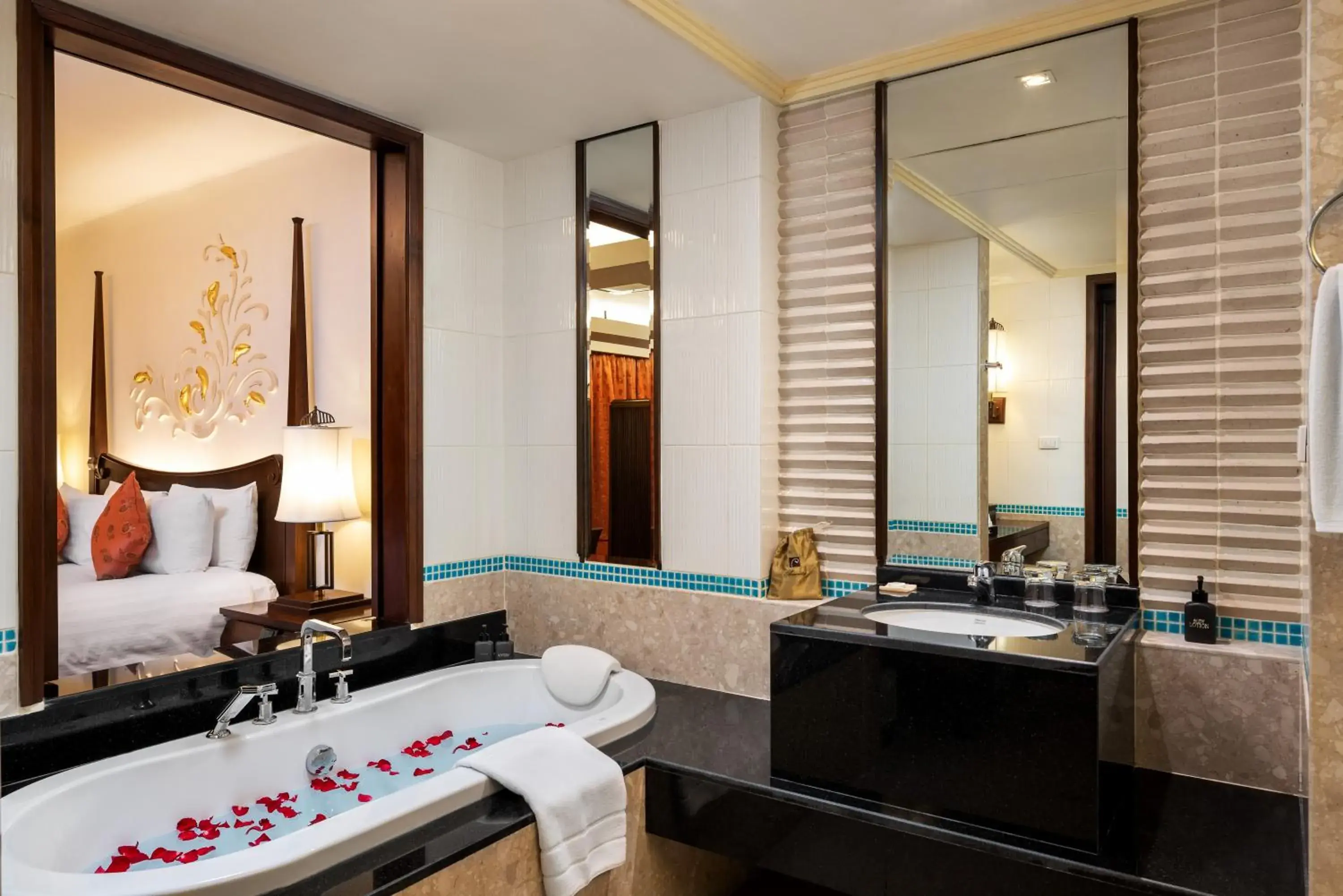 Toilet, Bed in Patong Paragon Resort & Spa SHA Extra Plus Toilet, Bed in Patong Paragon Resort & Spa SHA Extra Plus